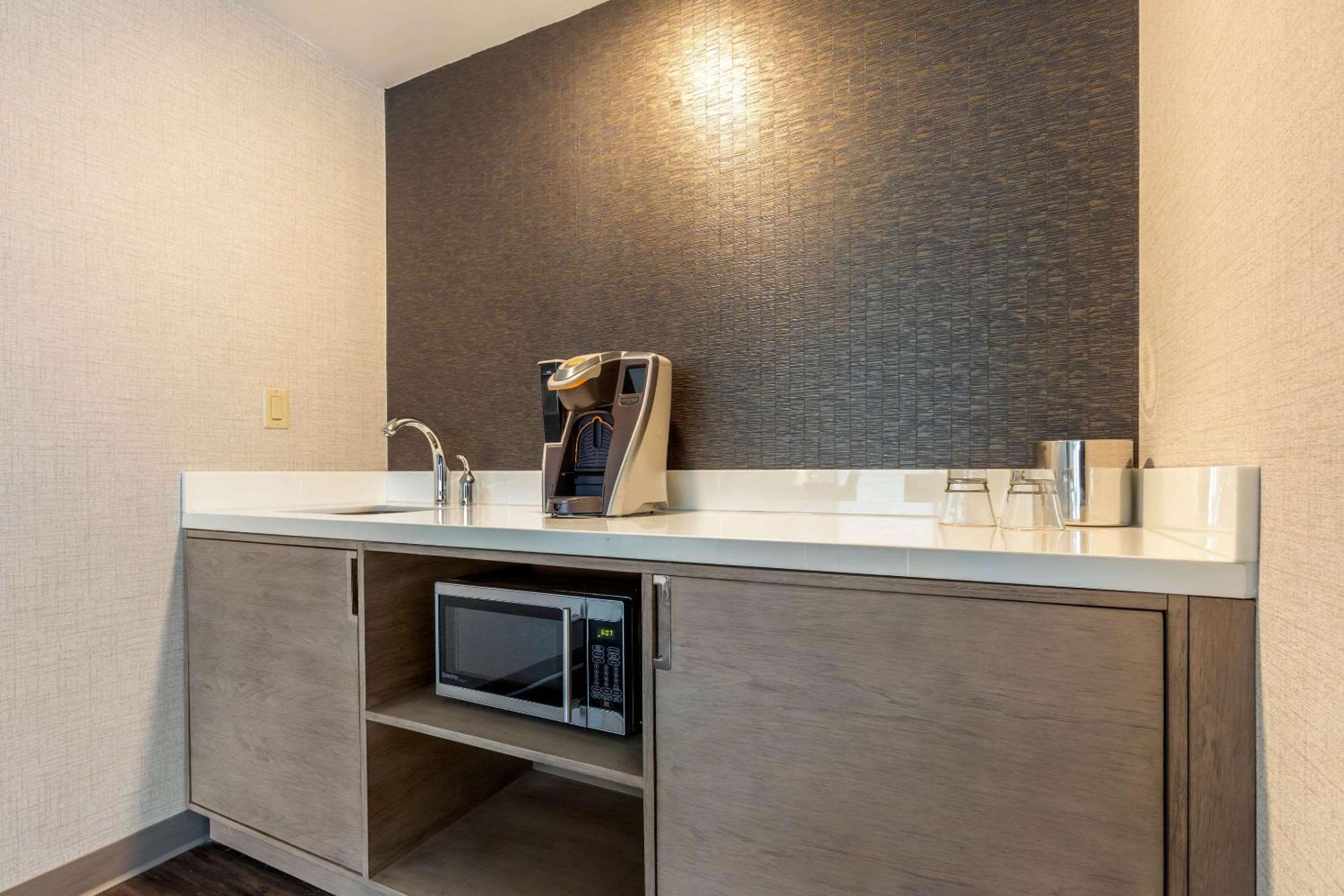 King Suite - Non-Smoking - Photo 5