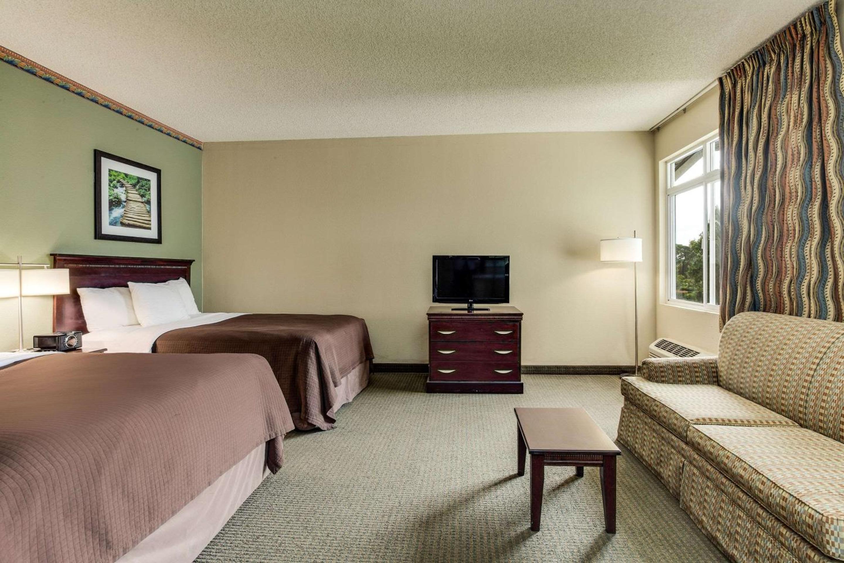 Queen Suite with Sofa Bed - Non Smoking - Photo 1