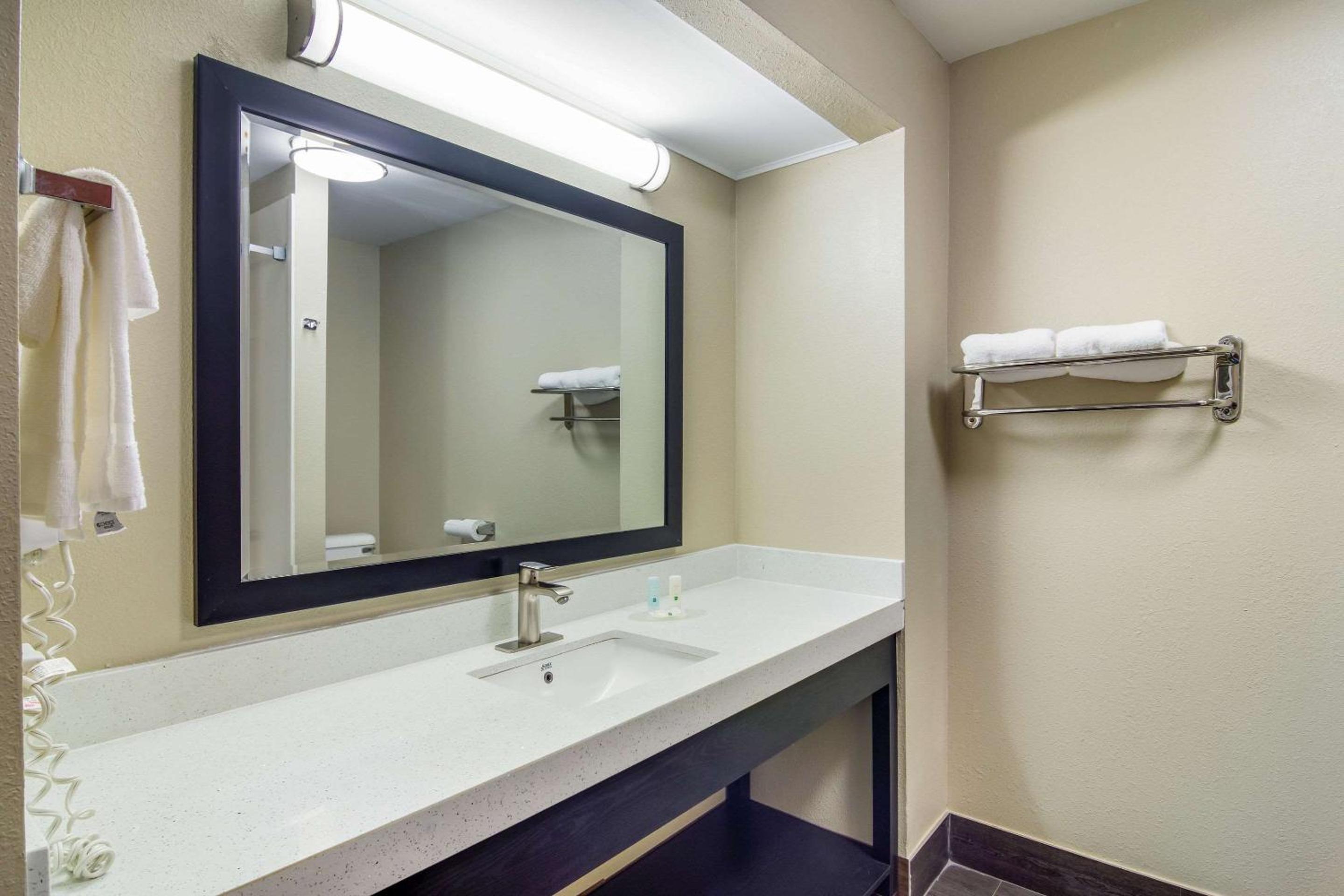 King Suite with Whirlpool - Non-Smoking - Photo 5