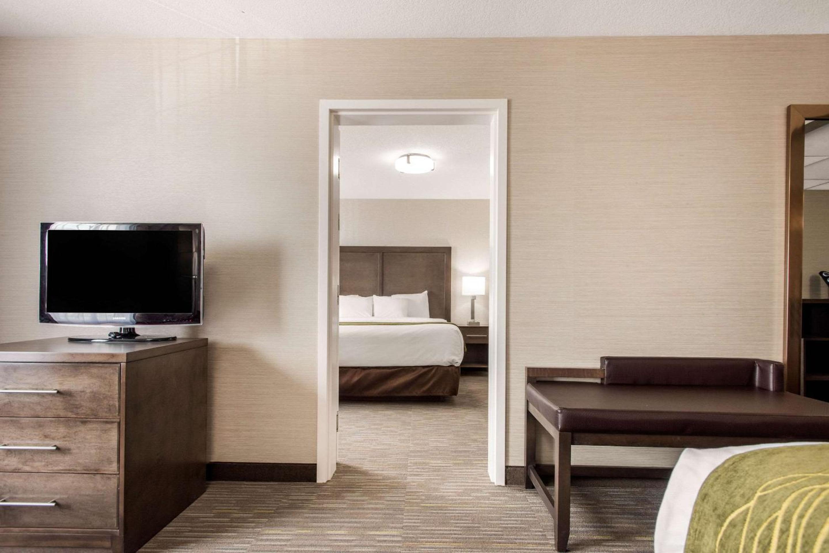 Superior Suite - Non-Smoking - Photo 5