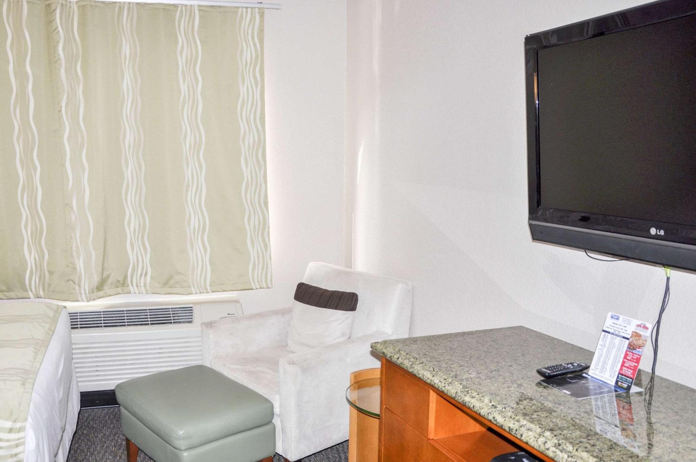 Double Room With Two Double Beds - Non-Smoking photo 3
