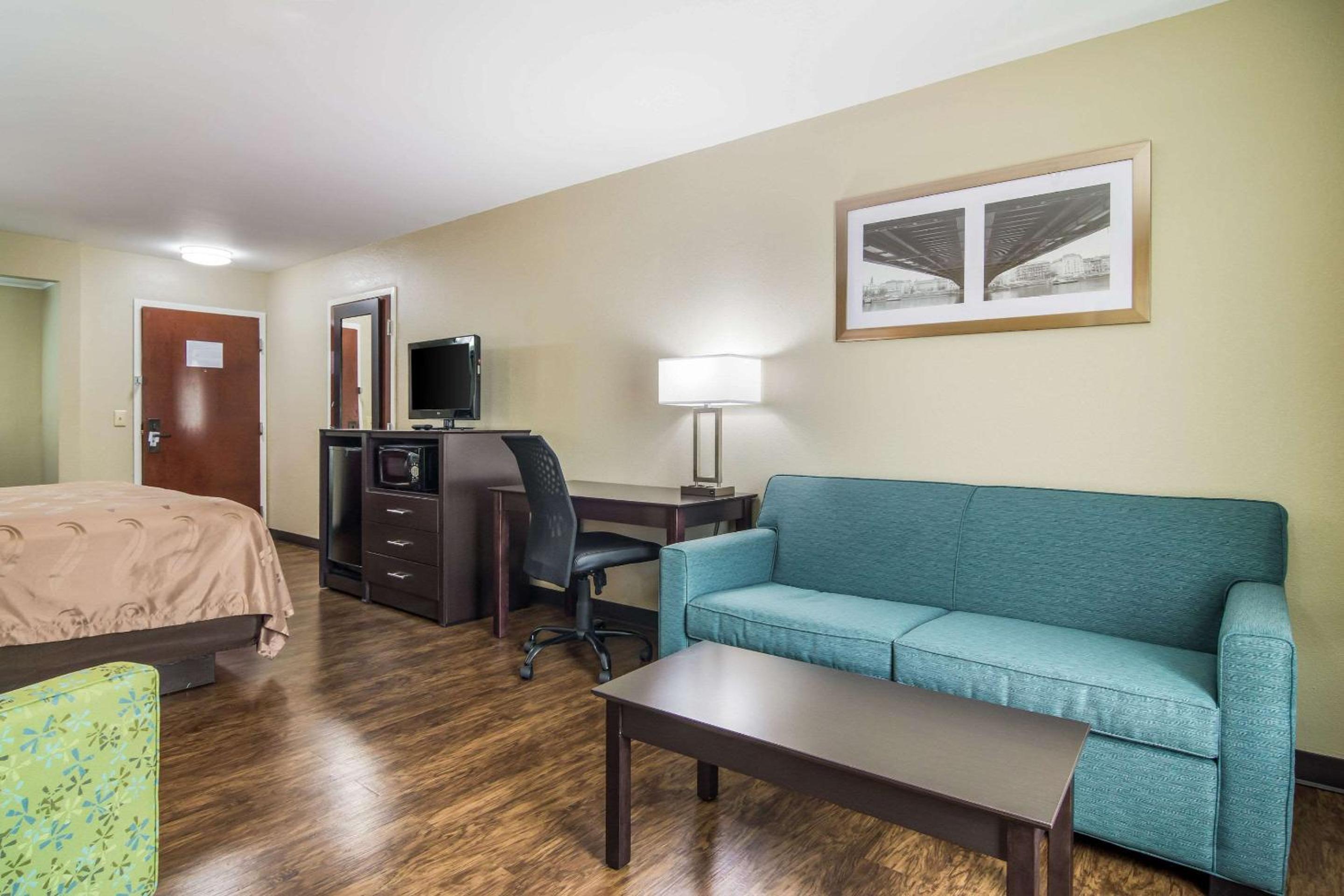 King Suite with Whirlpool - Non-Smoking - Photo 6