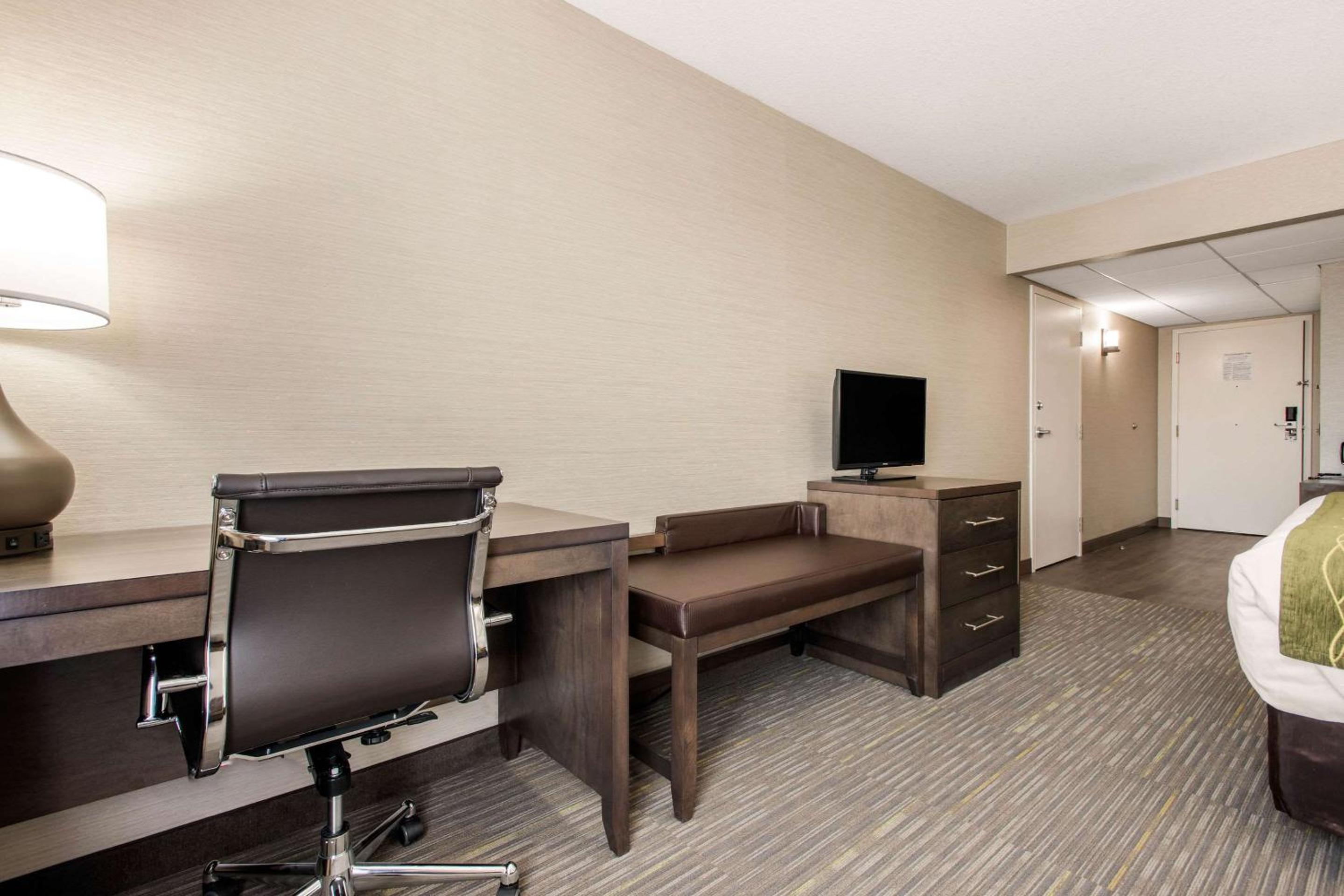 Queen Room with Sofa-Bed - Accessible/Non-Smoking - Photo 3