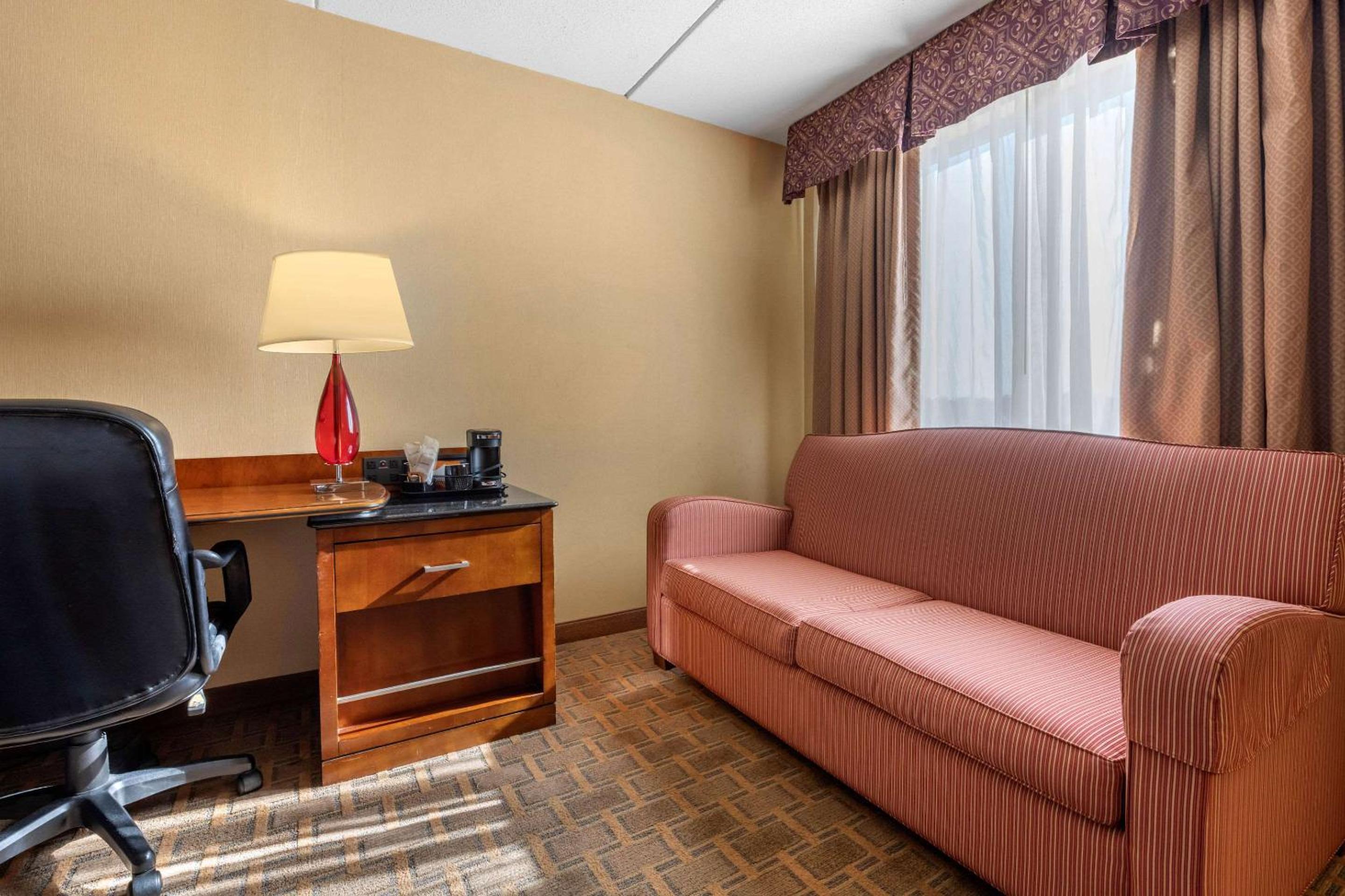King Room - Non-Smoking - Photo 4