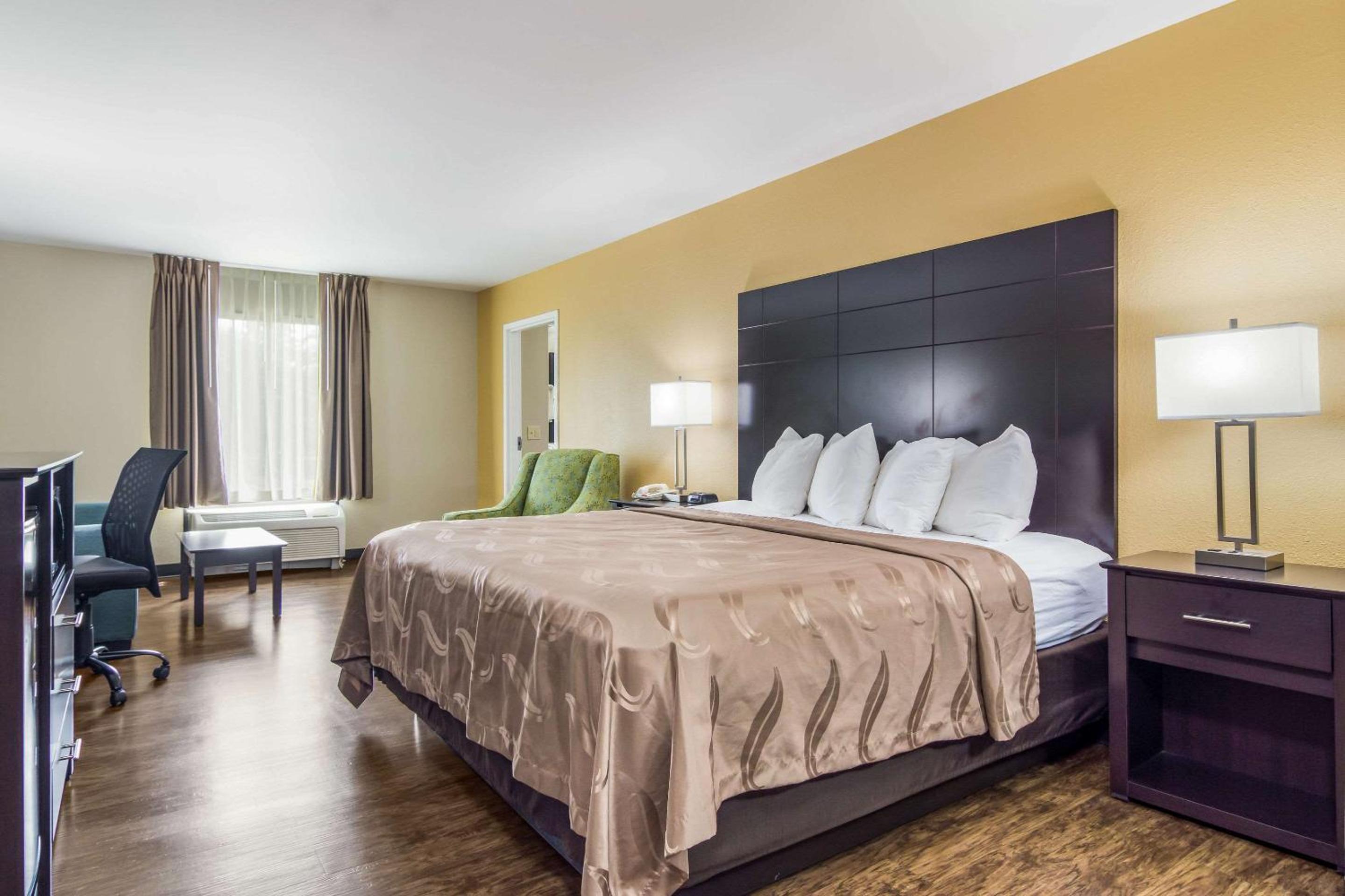 King Suite with Whirlpool - Non-Smoking - Photo 2