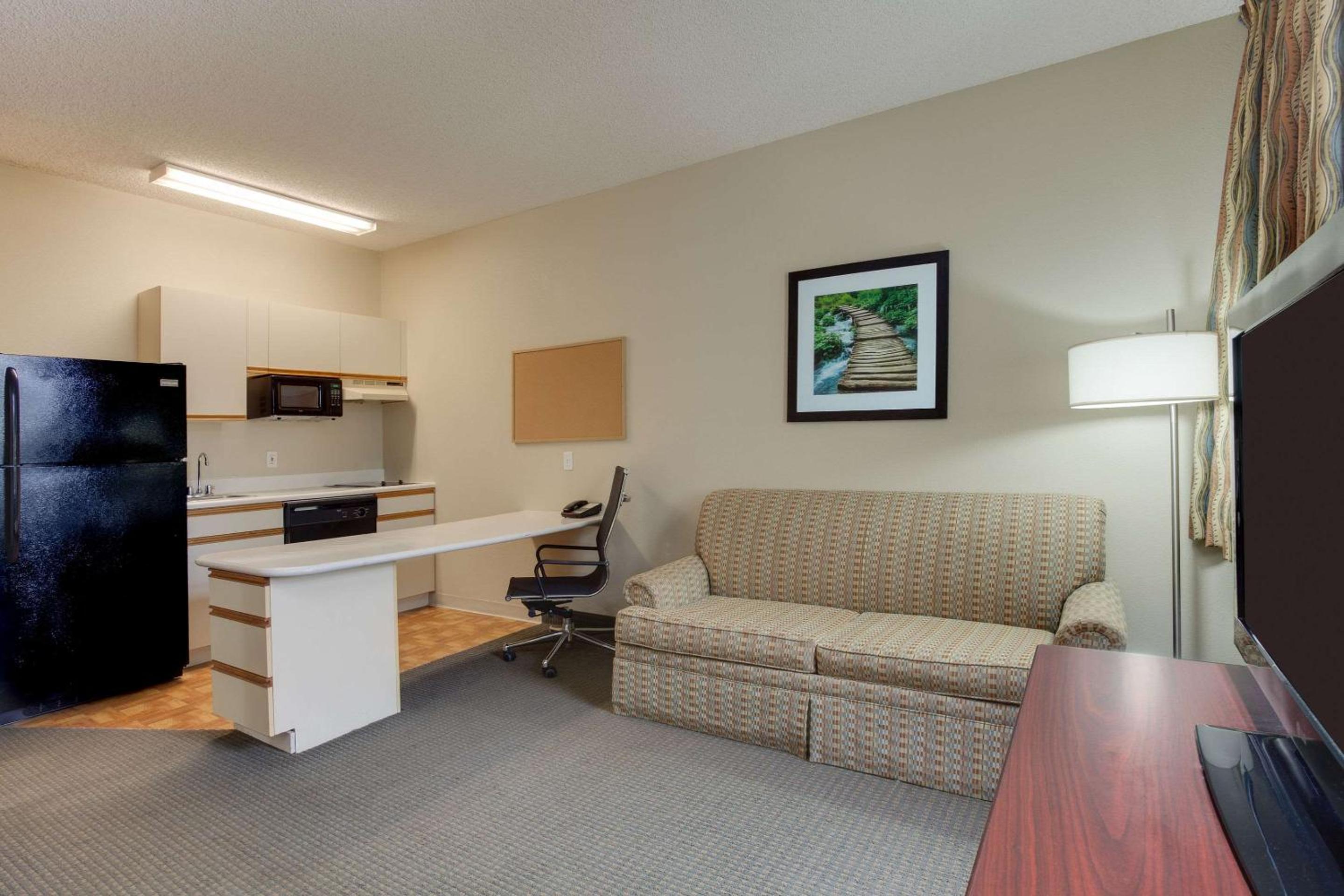 Queen Suite with Sofa Bed - Non Smoking - Photo 5