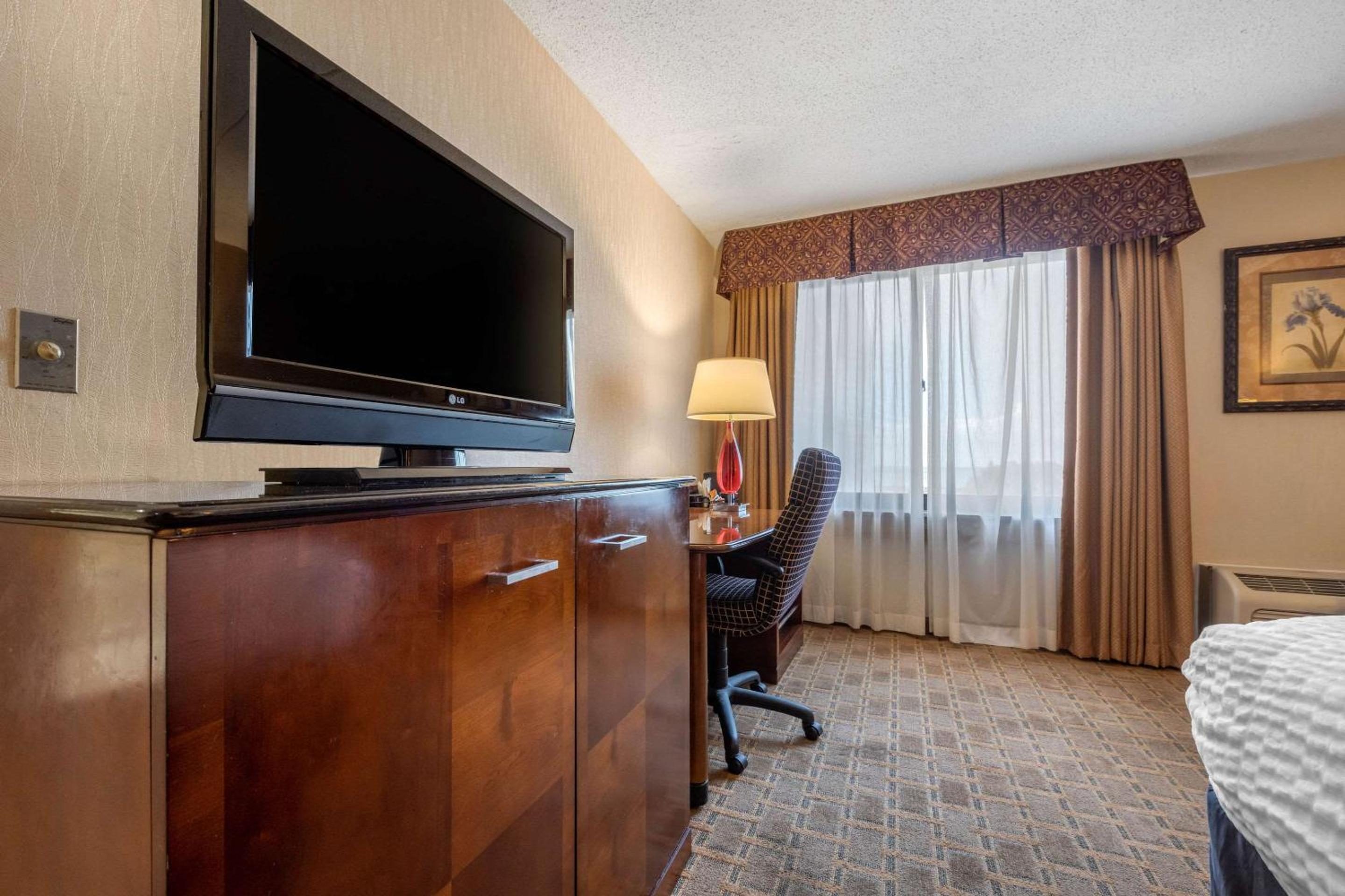 King Suite - Accessible/Non-Smoking - Photo 2