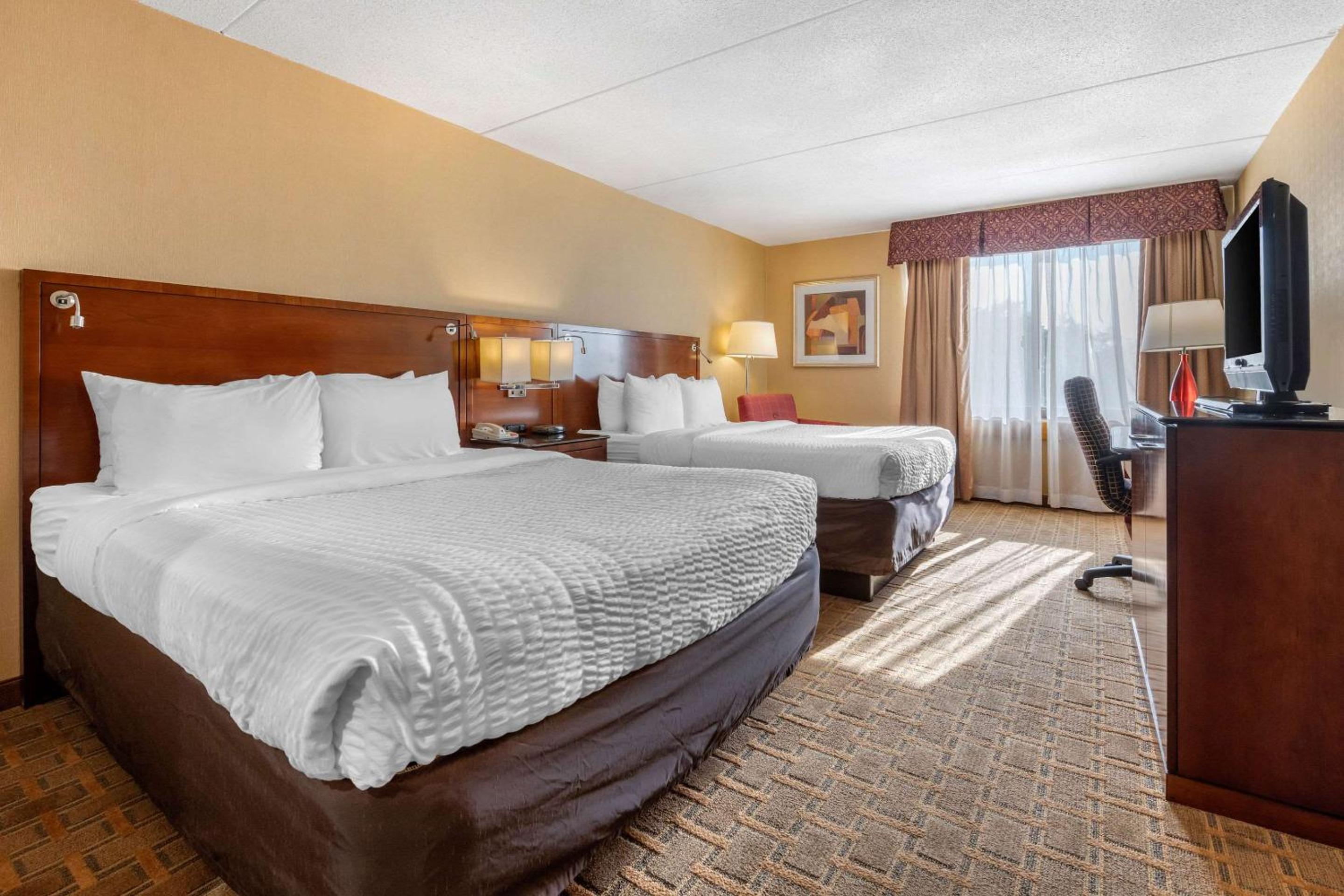 Queen Room with Two Queen Beds - Non-Smoking - Photo 2