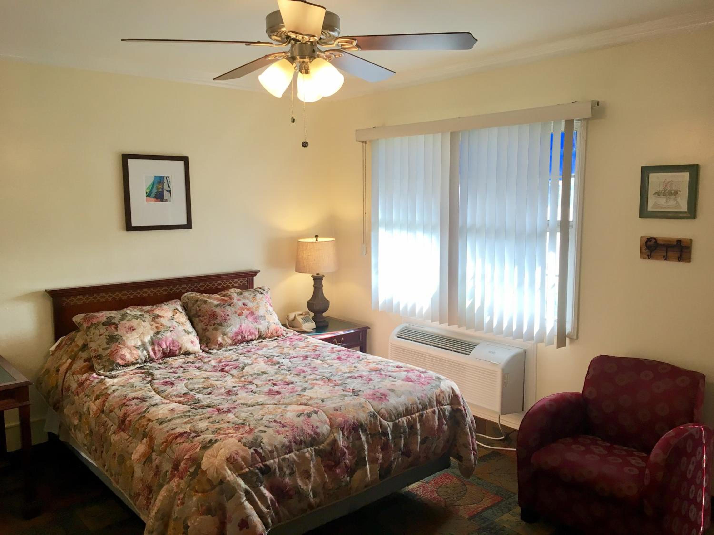 Deluxe Queen Room - Photo 1