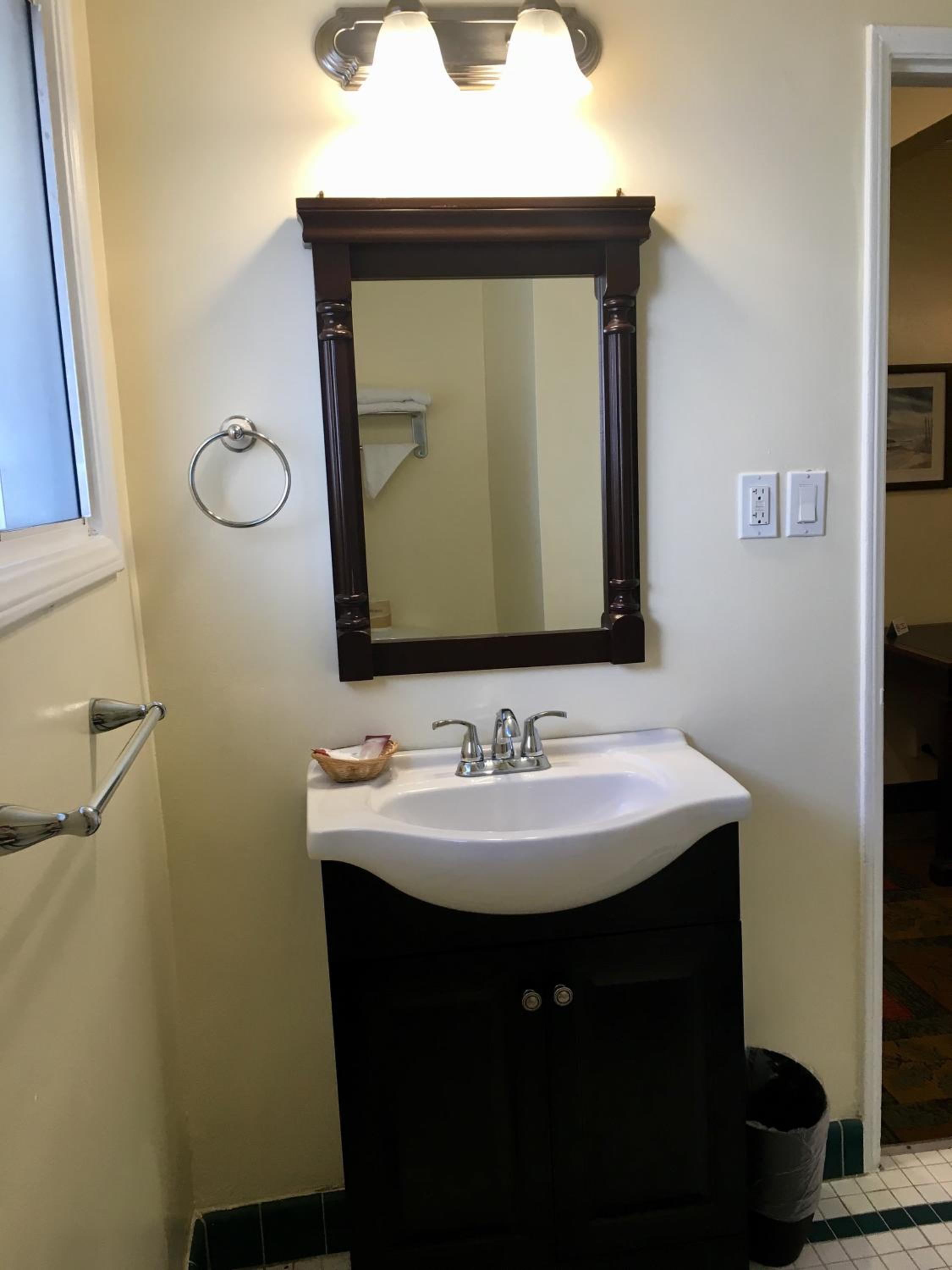 Deluxe Queen Room - Photo 3