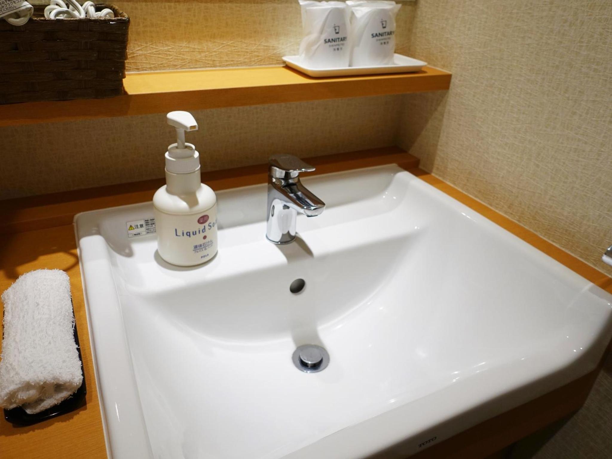 Twin Room with Shower - Non-Smoking - Photo 3