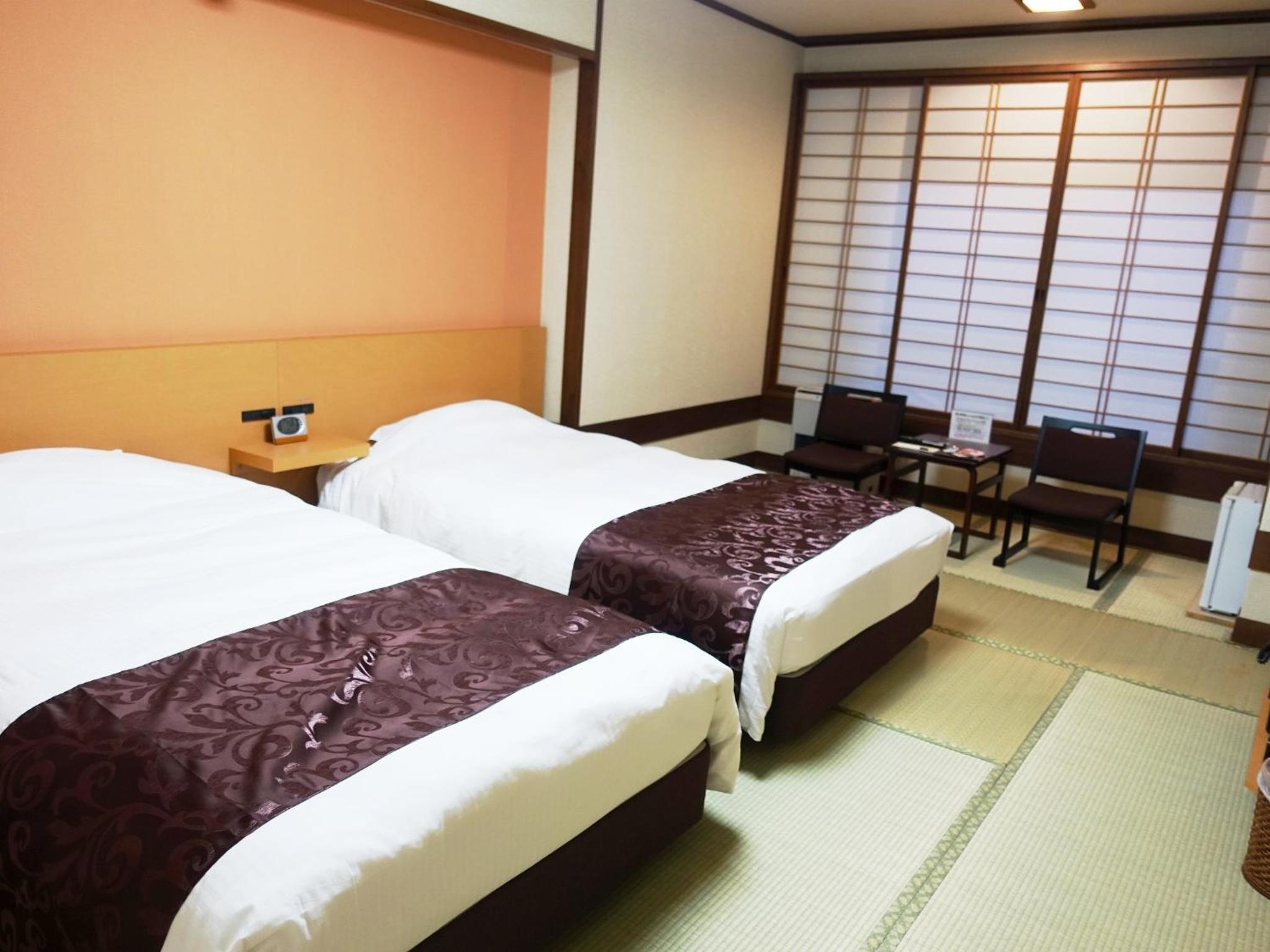 Twin Room with Shower - Non-Smoking - Photo 4
