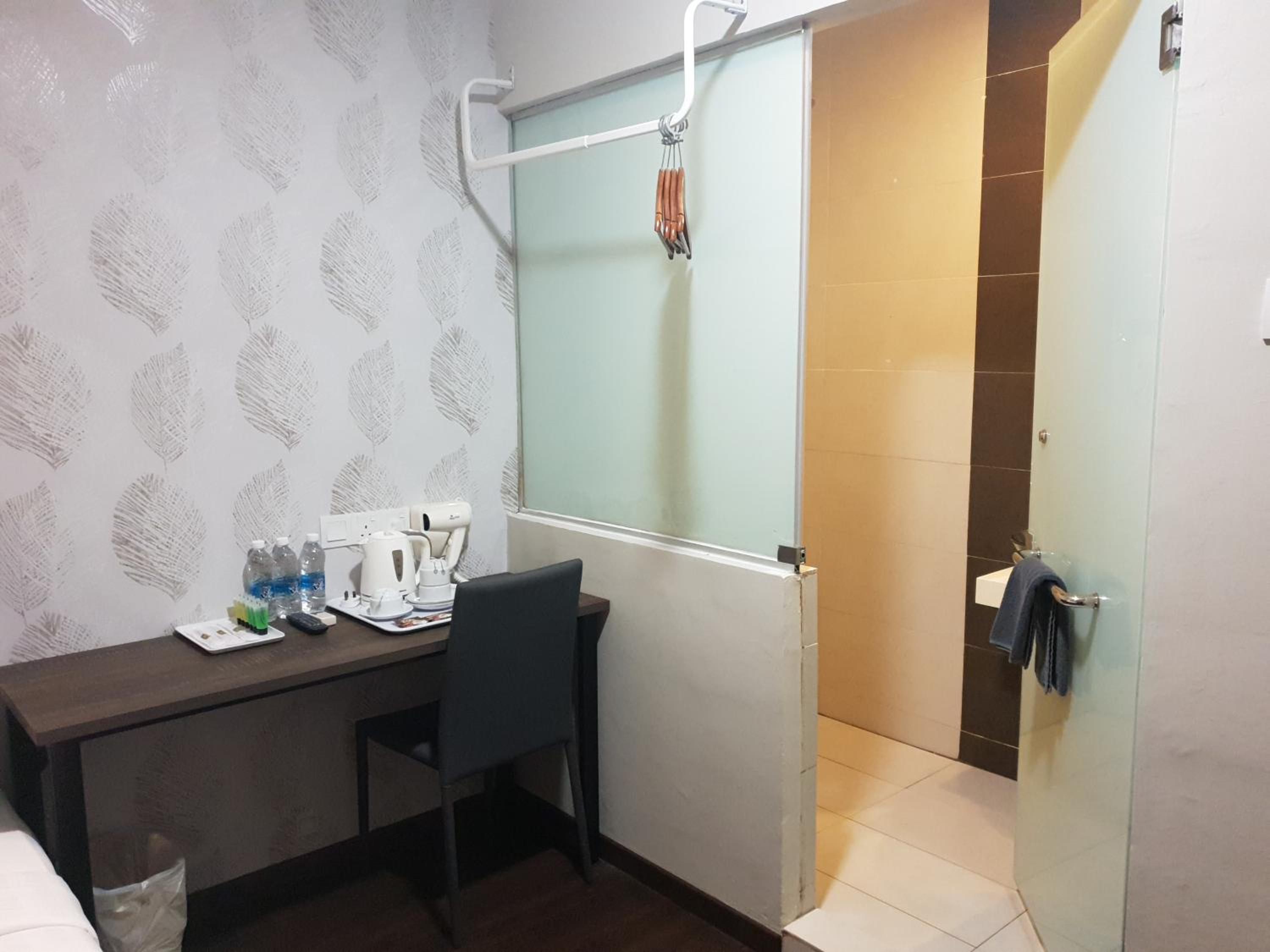 Family Queen Single Room No Window