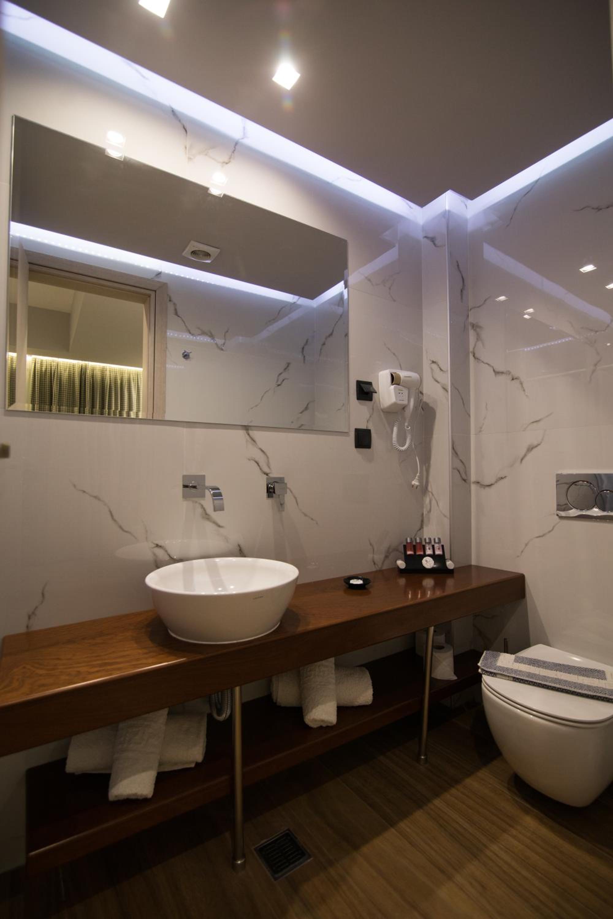 Honeymoon Suite with Sea View & Hot Tub photo 3