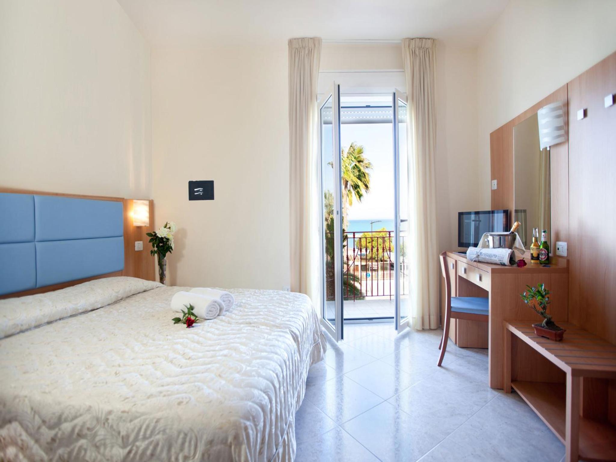 Deluxe Double Room with Balcony and Sea View photo 1