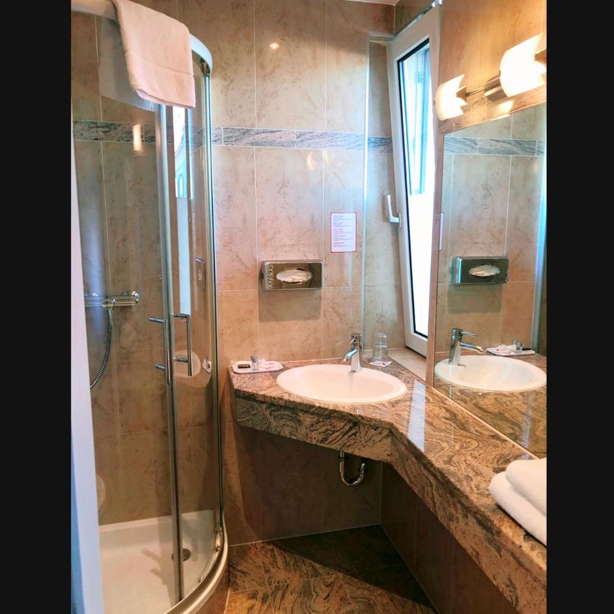 Double or Twin Room - Photo 7