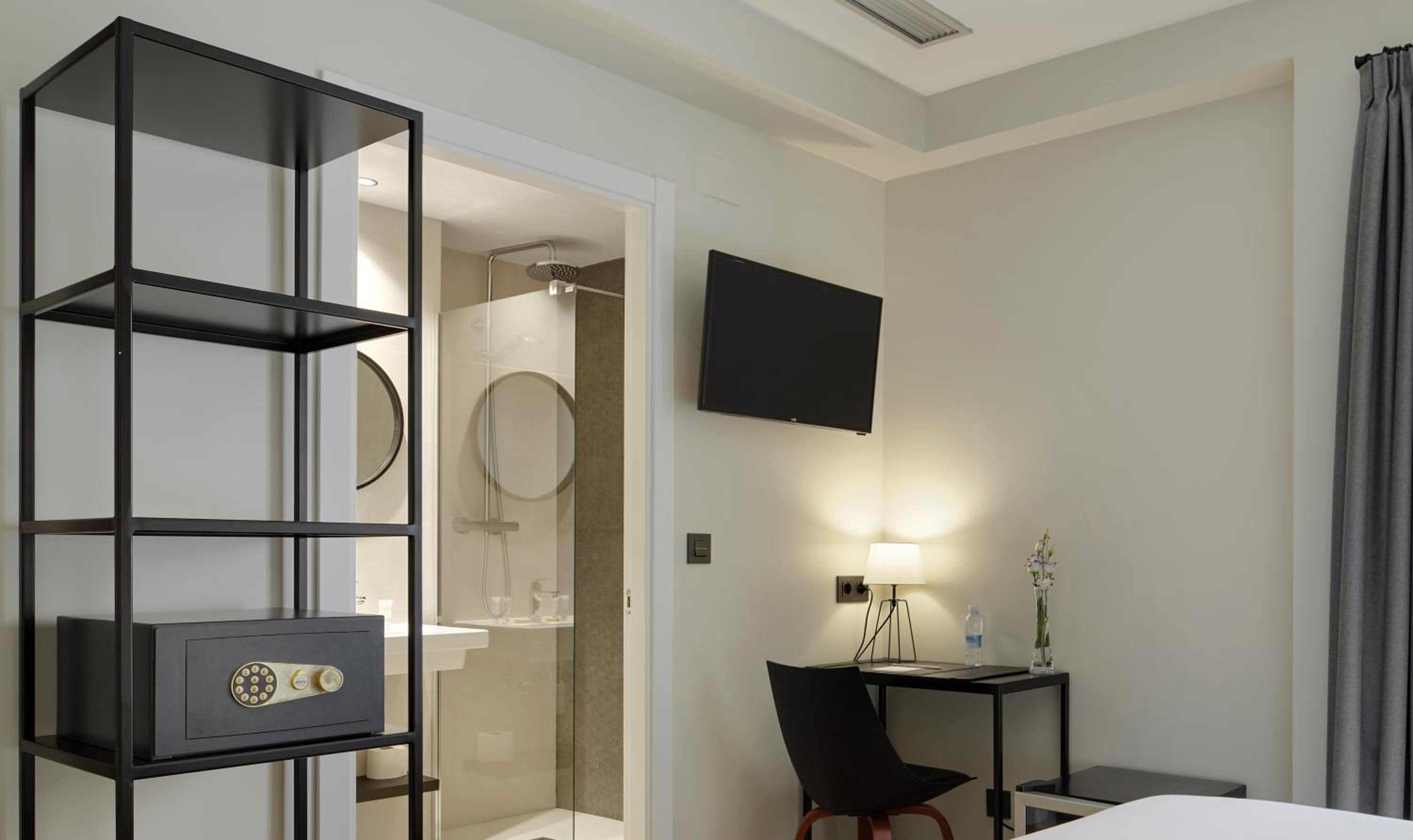 Double or Twin Room - Photo 5