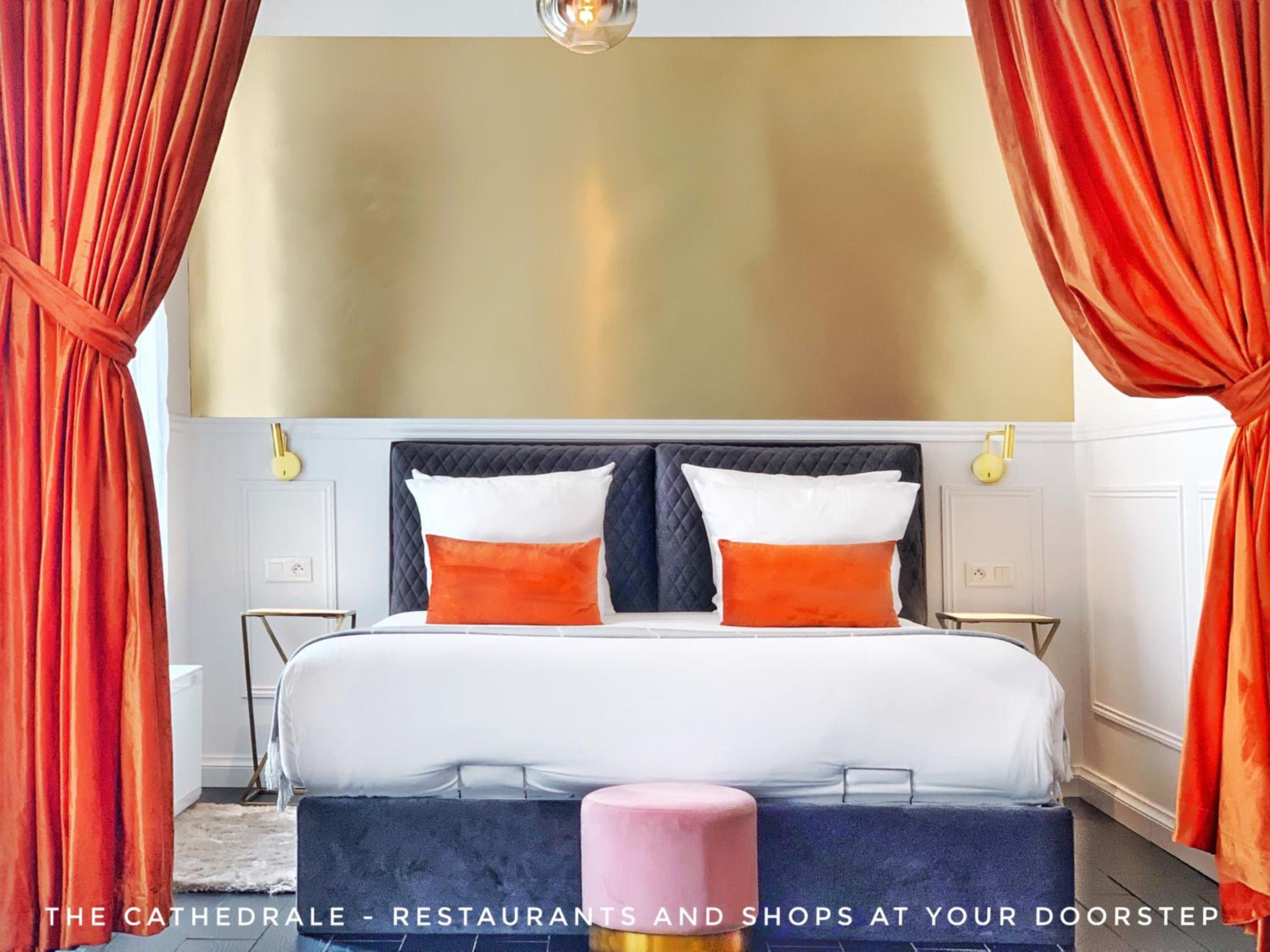 Deluxe Family Suite - Photo 15