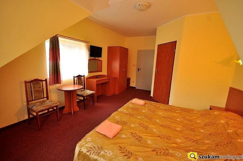 Double or Twin Room - Photo 4