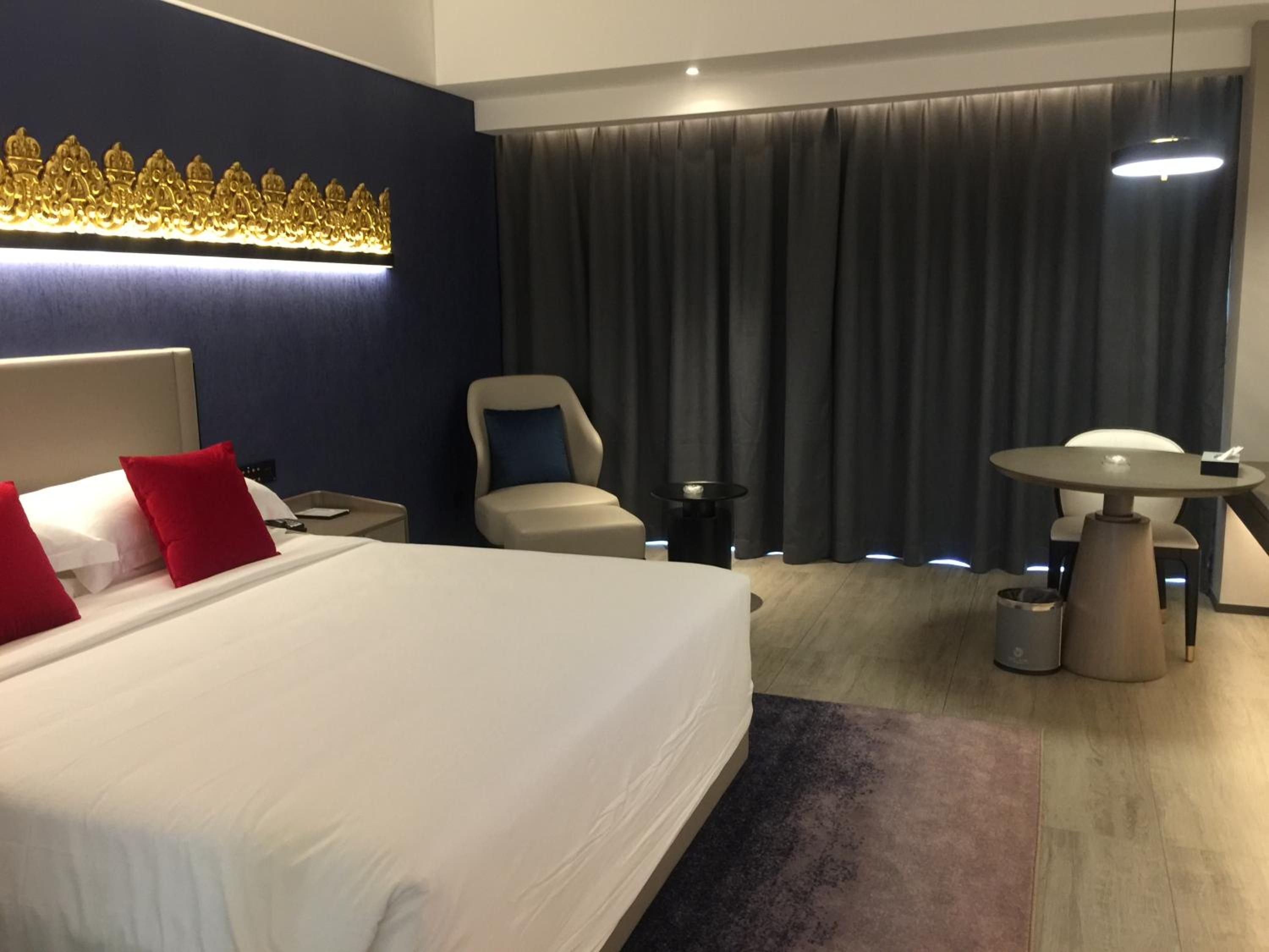 Deluxe King Room - Photo 5