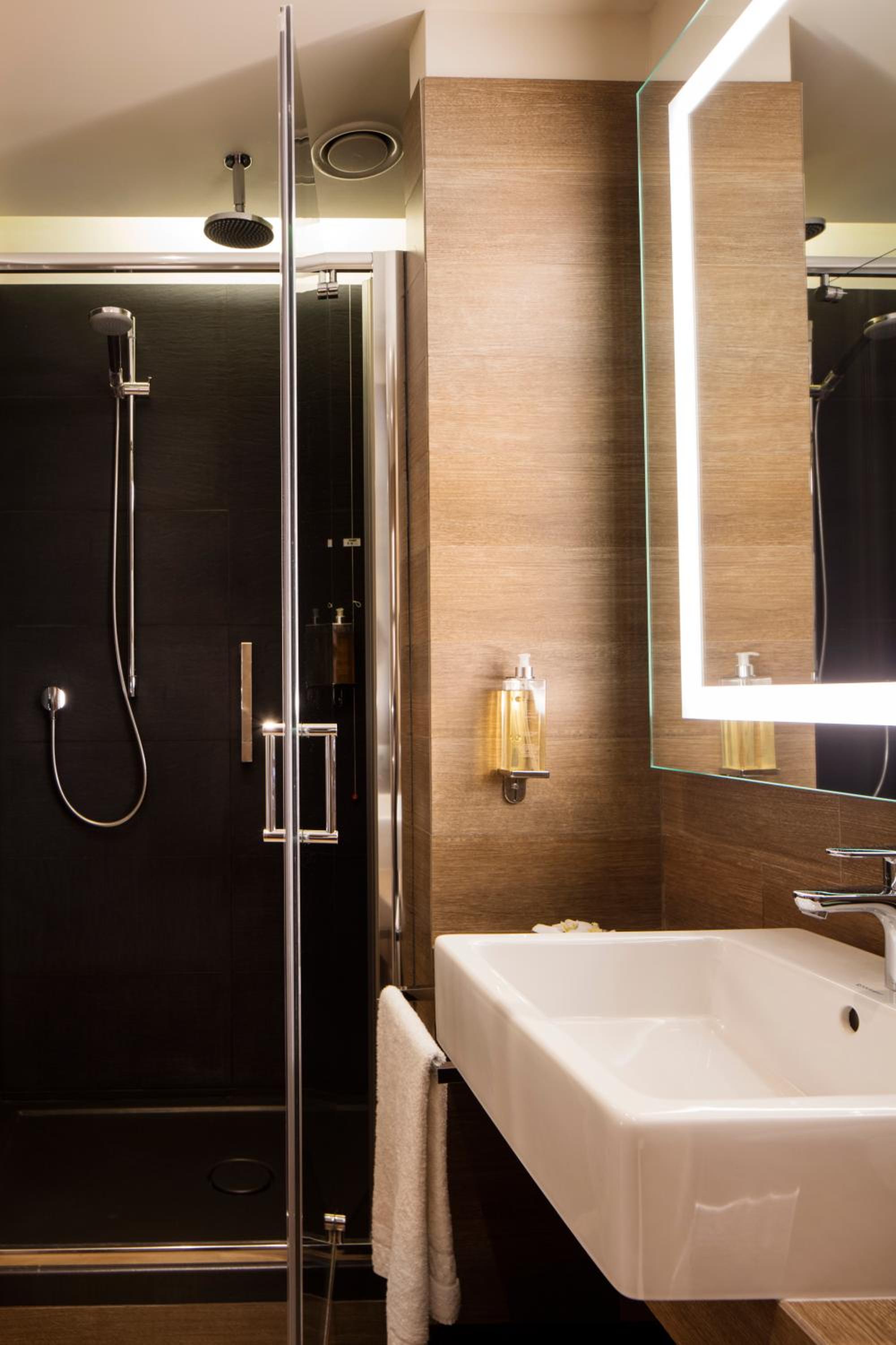 Deluxe Double or Twin Room with View thumbnail 6