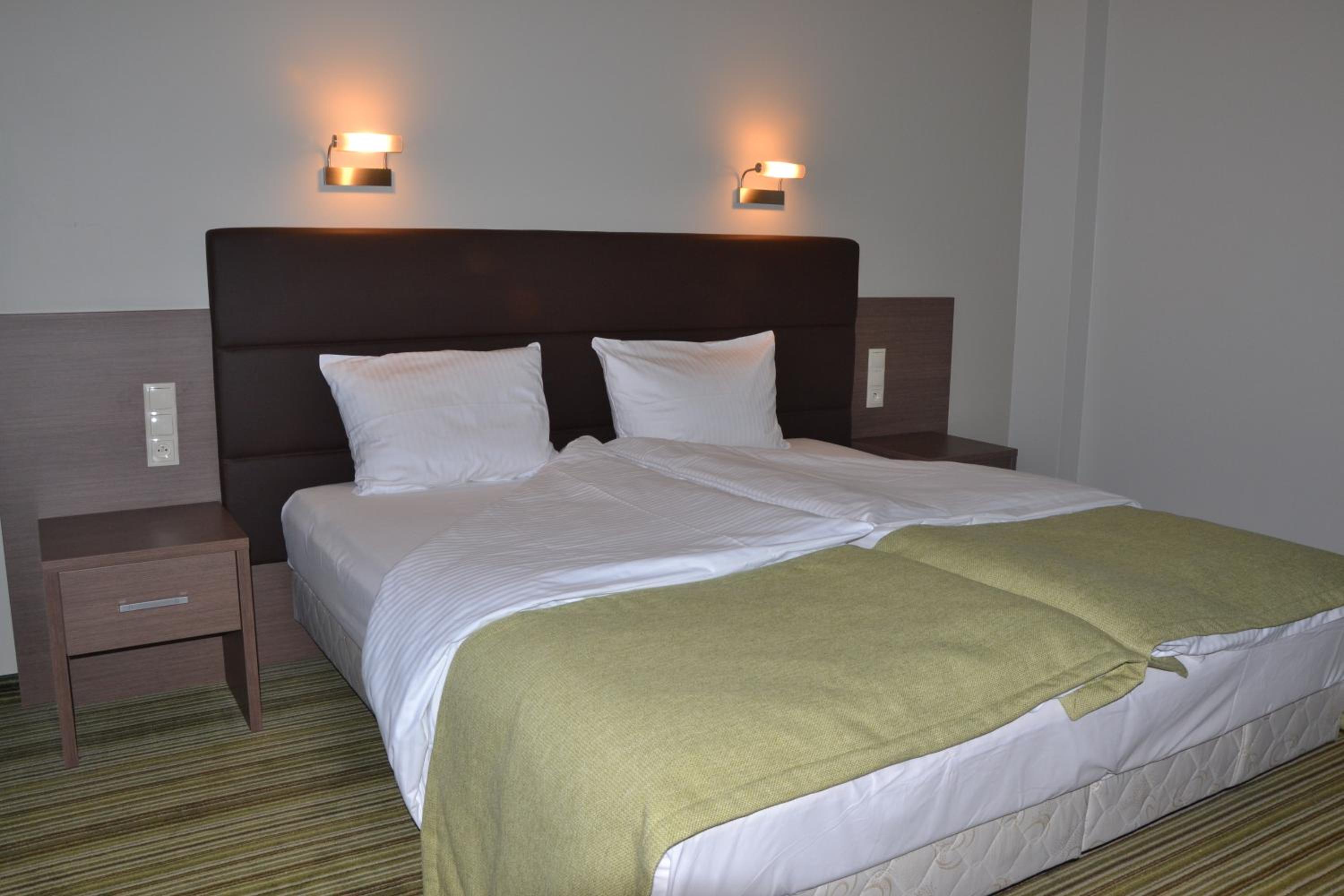 Deluxe Queen Room - Photo 6