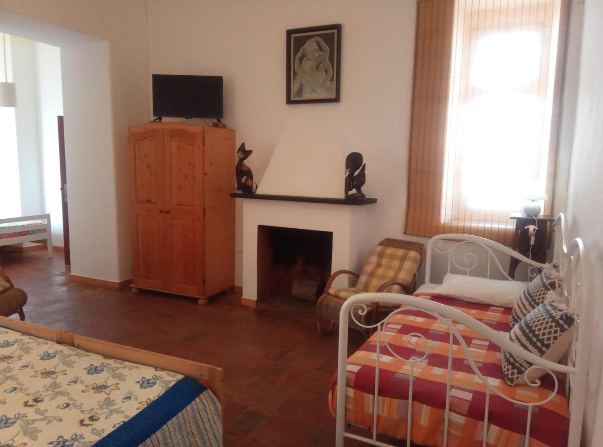 Quadruple Room with Private Bathroom - Photo 3