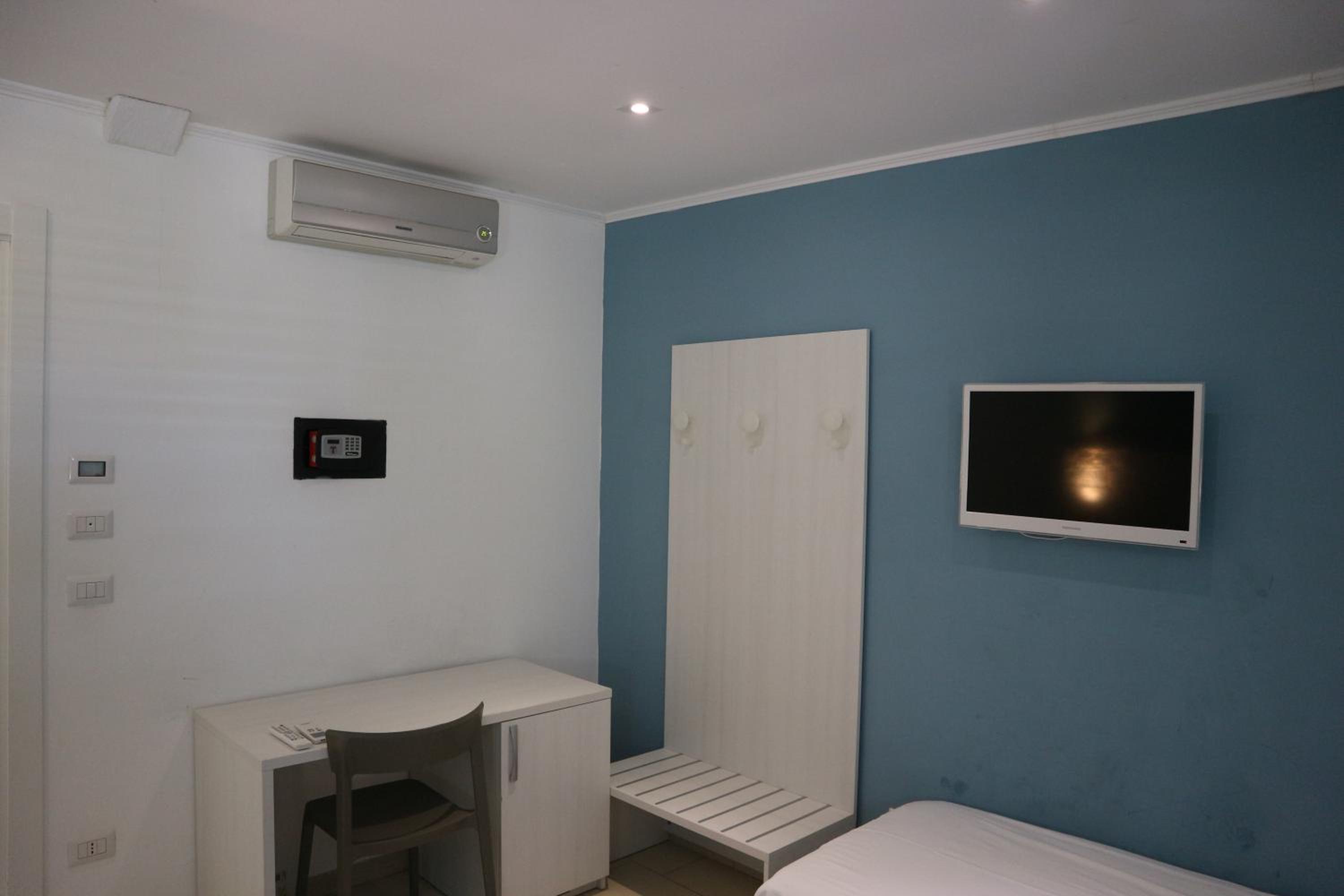 Double Room with Sea View - Photo 29