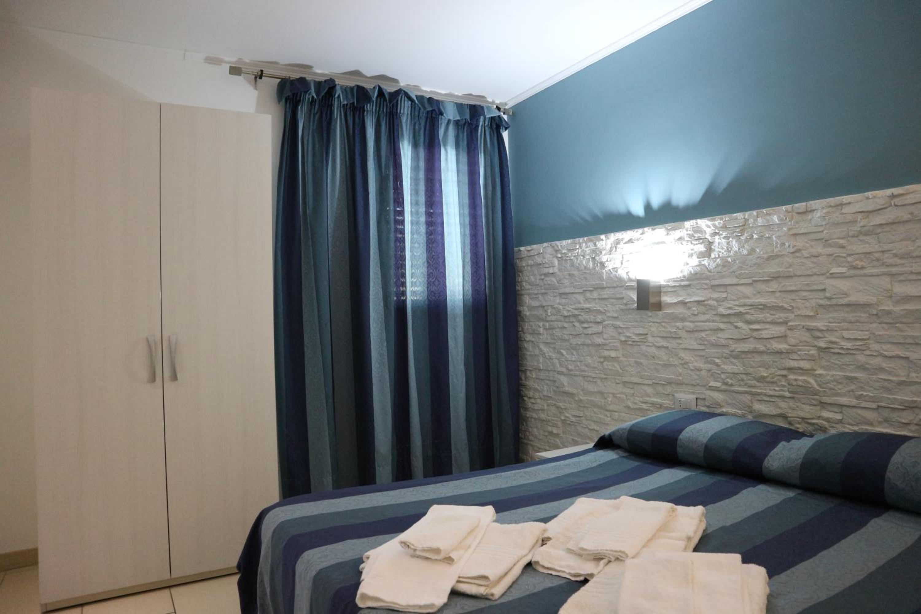 Double Room with Sea View - Photo 1