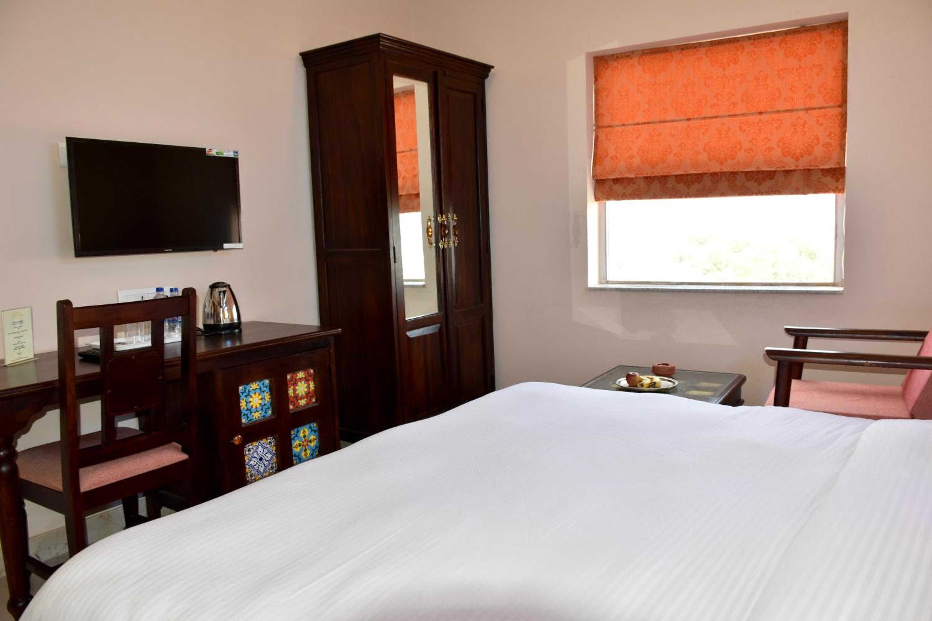 Standard Queen Room on 4th floor with Lakeview and Umaid Bhawan Palace view.  - Photo 1