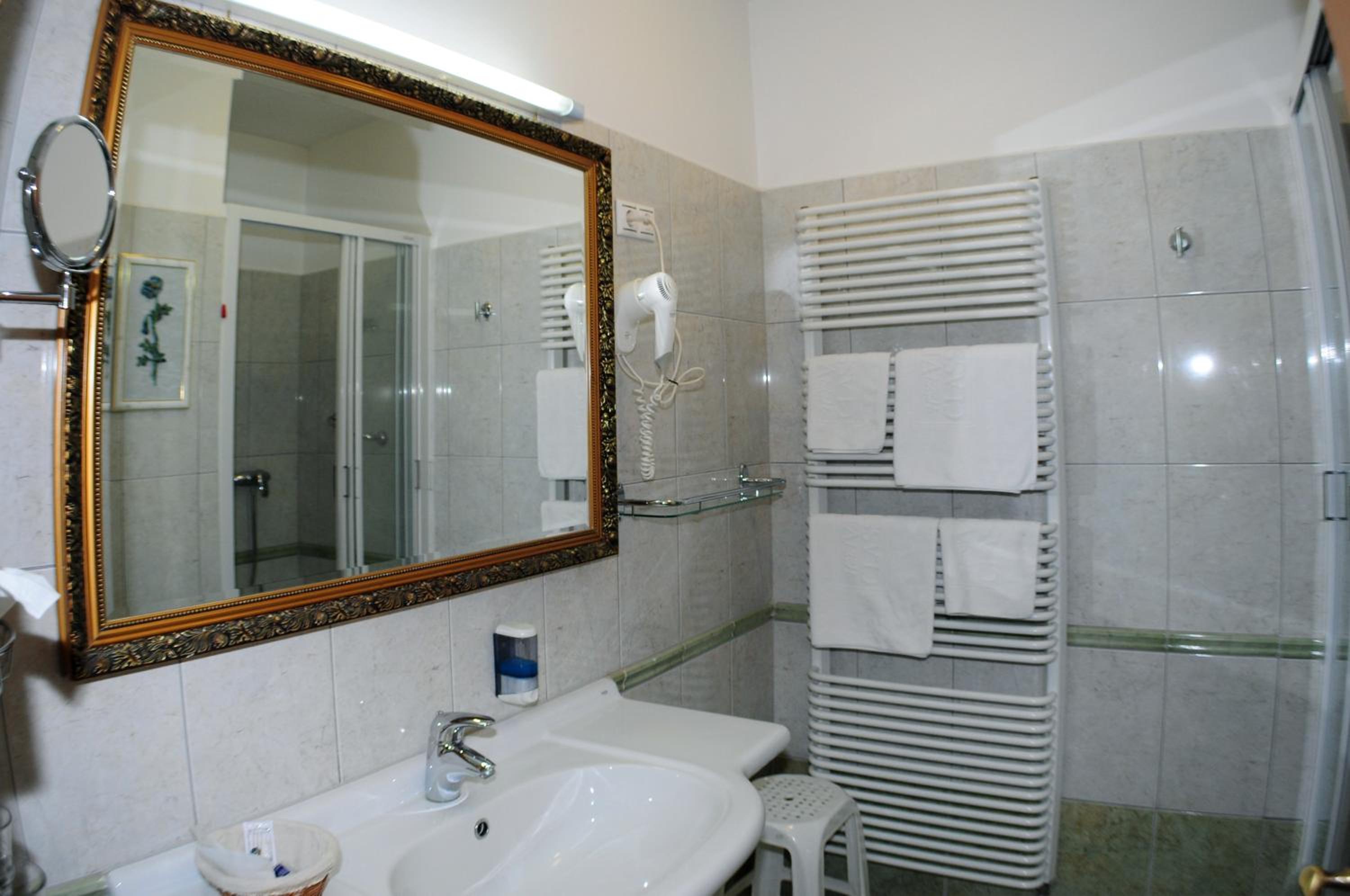 Twin Room - Photo 4