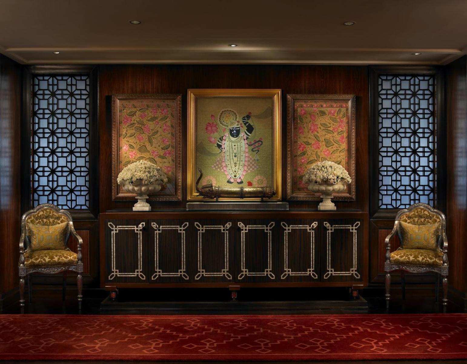 Royal Suite: Complimentary two way airport transfers photo