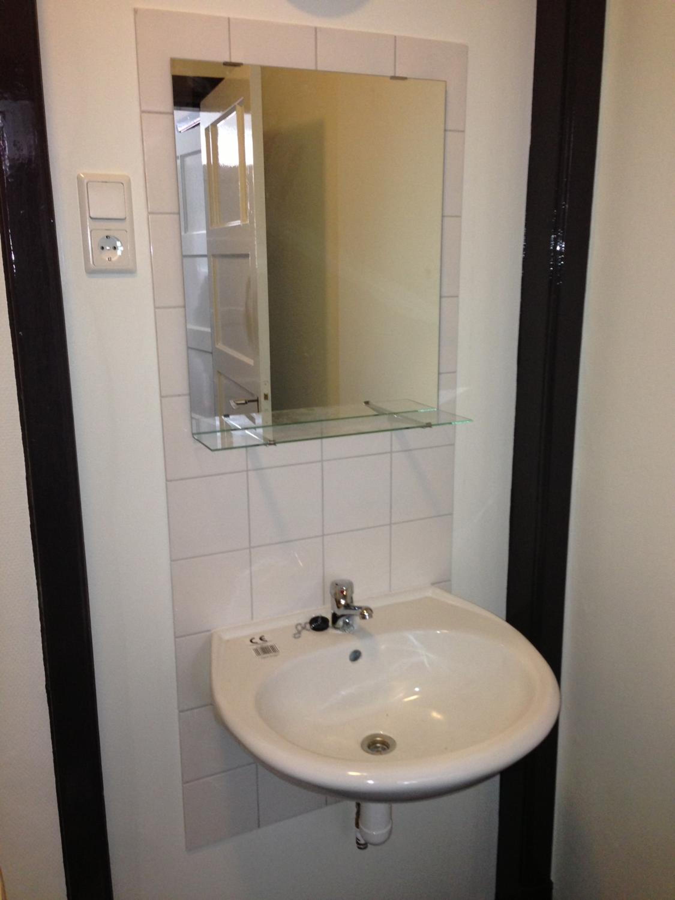 Single Room with Shared Bathroom photo 3