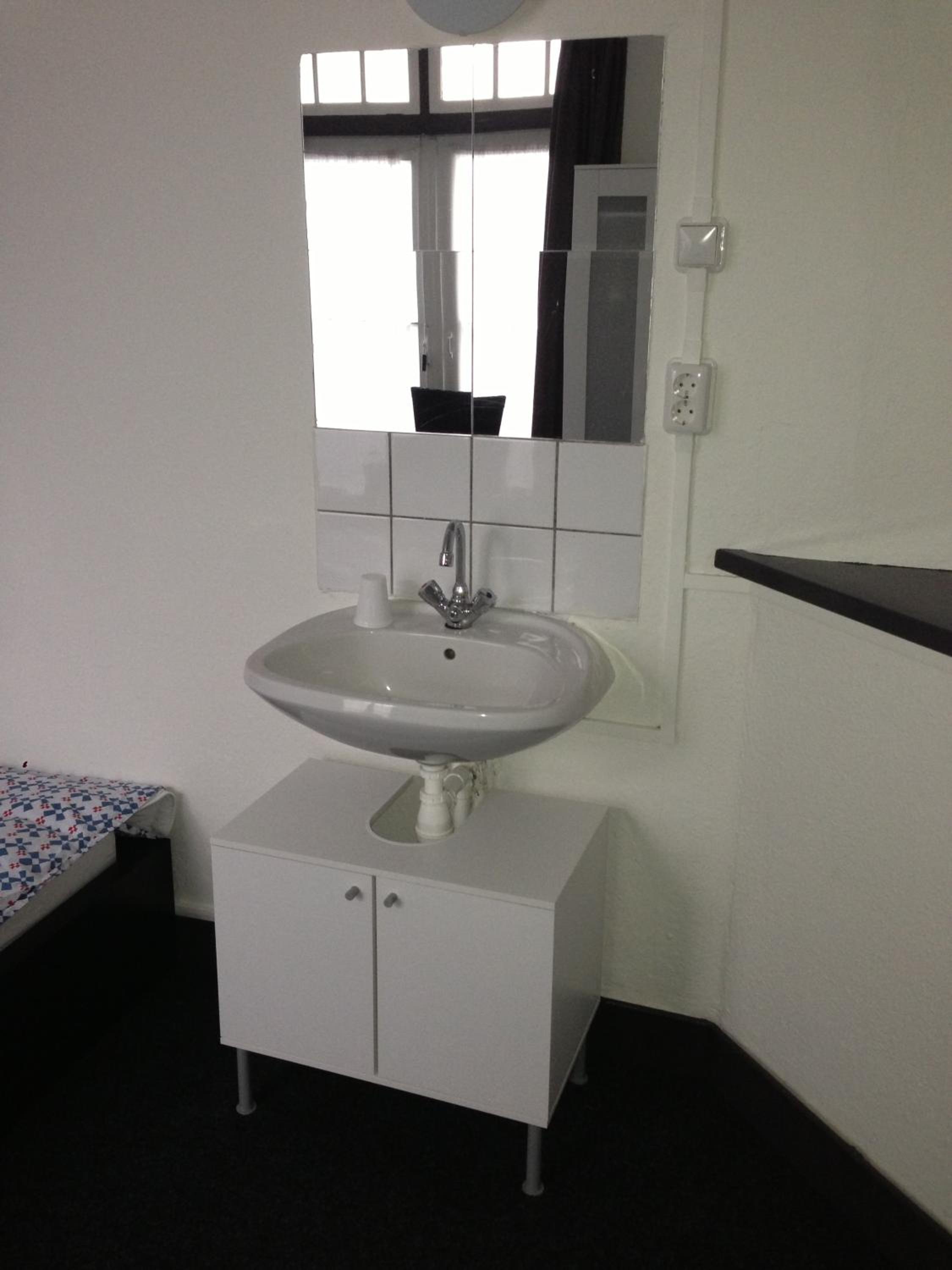 Single Room with Shared Bathroom photo 2