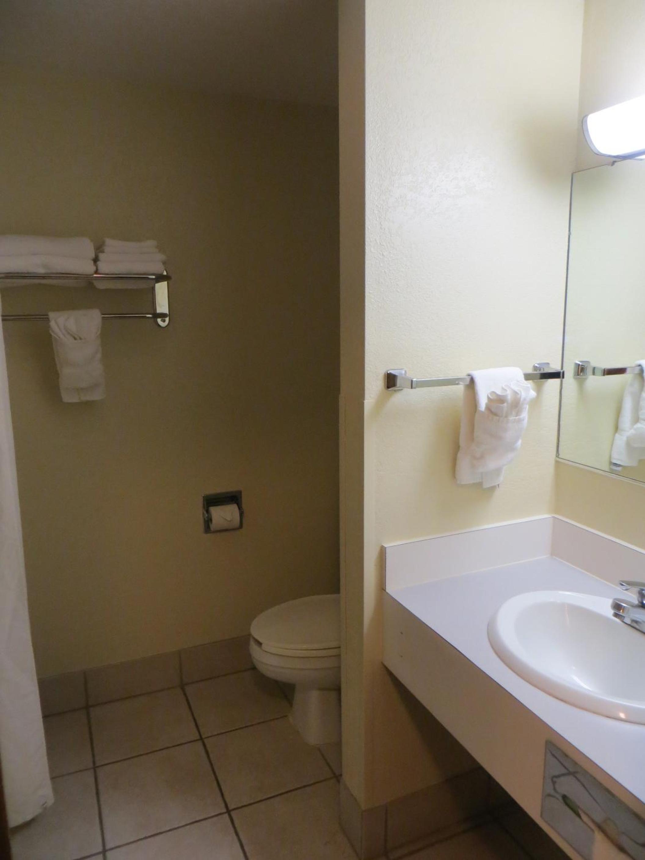 Two-Room King Suite - Courtside - Non-Smoking - Photo 4
