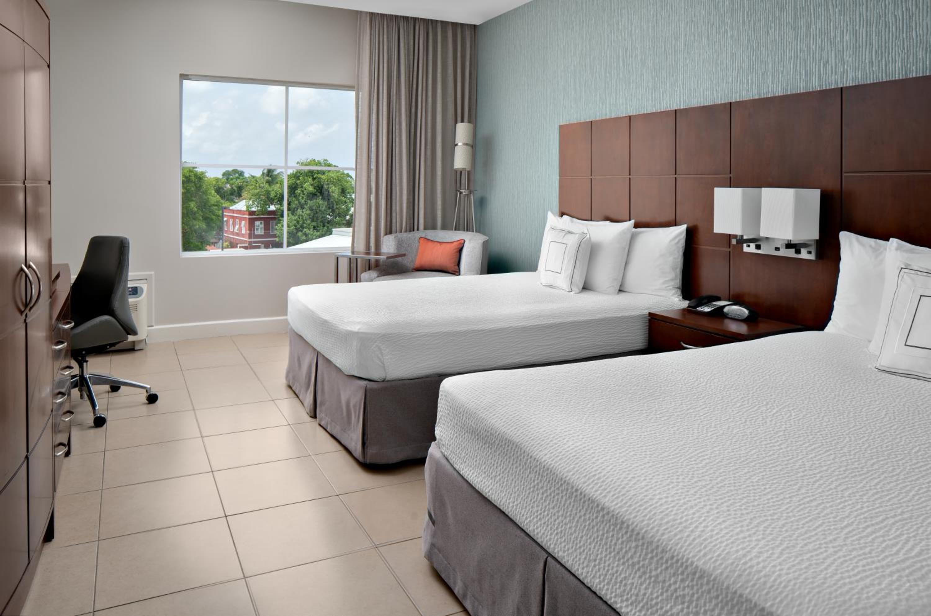 Queen Room with Two Queen Beds - Photo 5