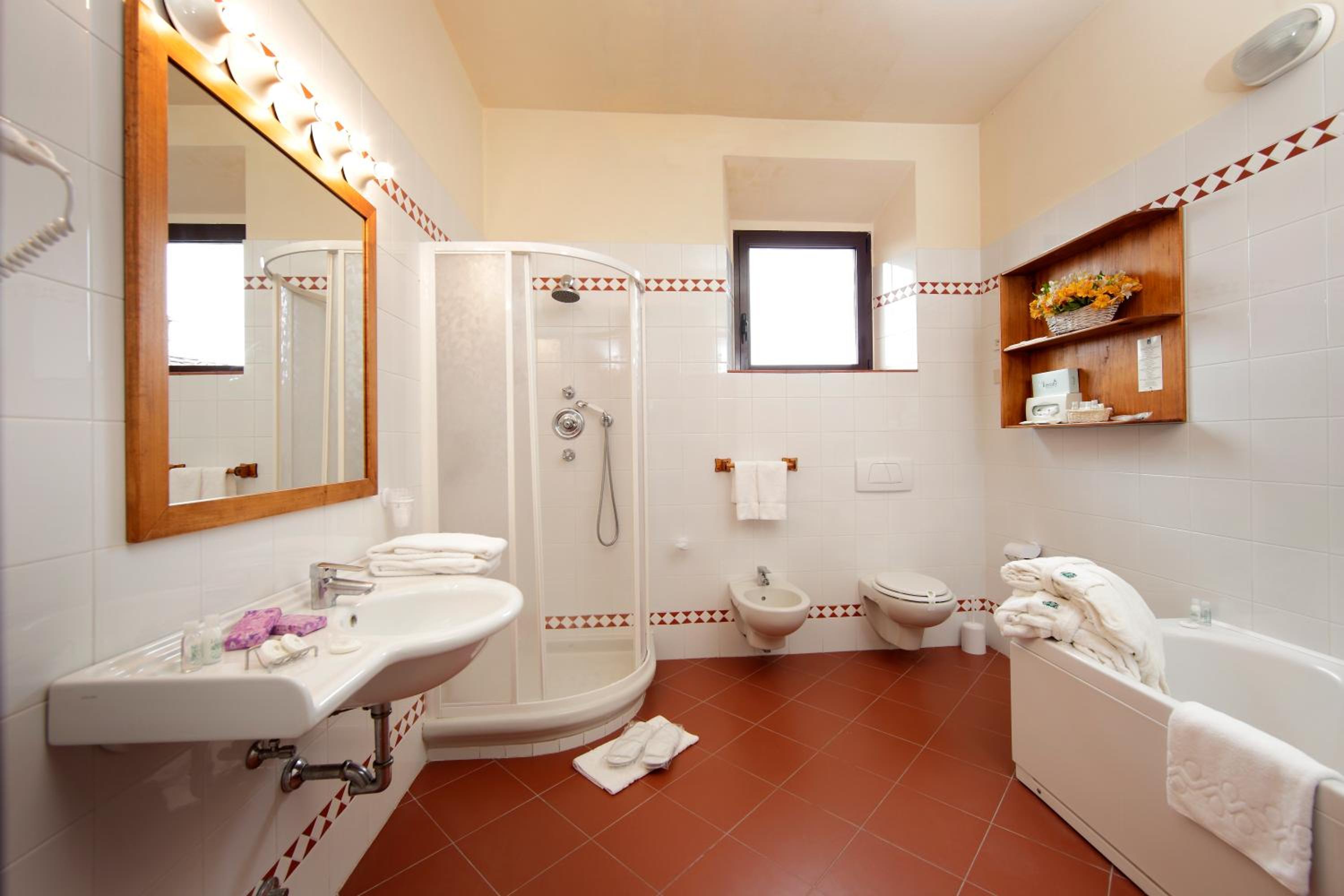 Suite with Balcony - Photo 2