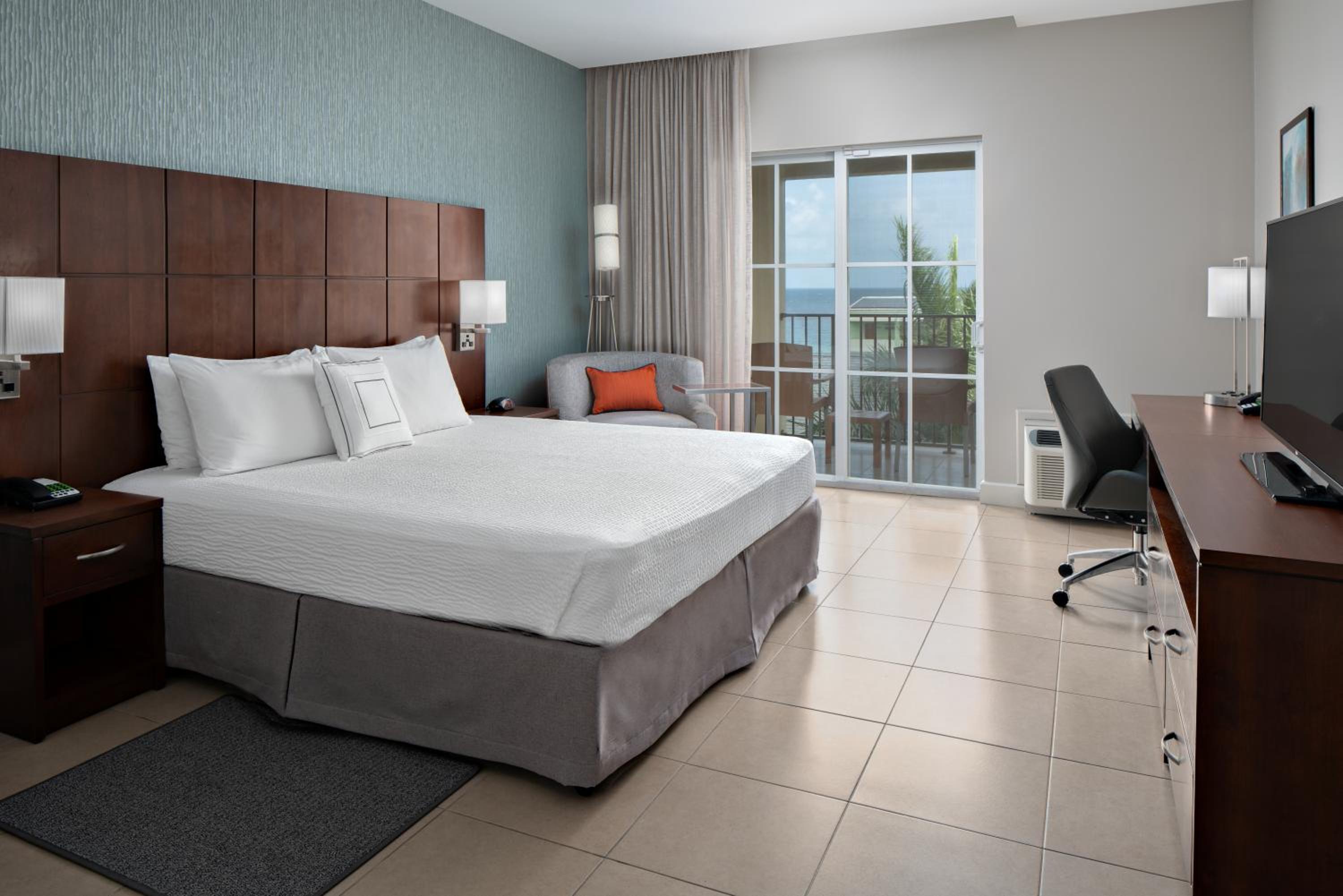 King Room with Balcony - Photo 1
