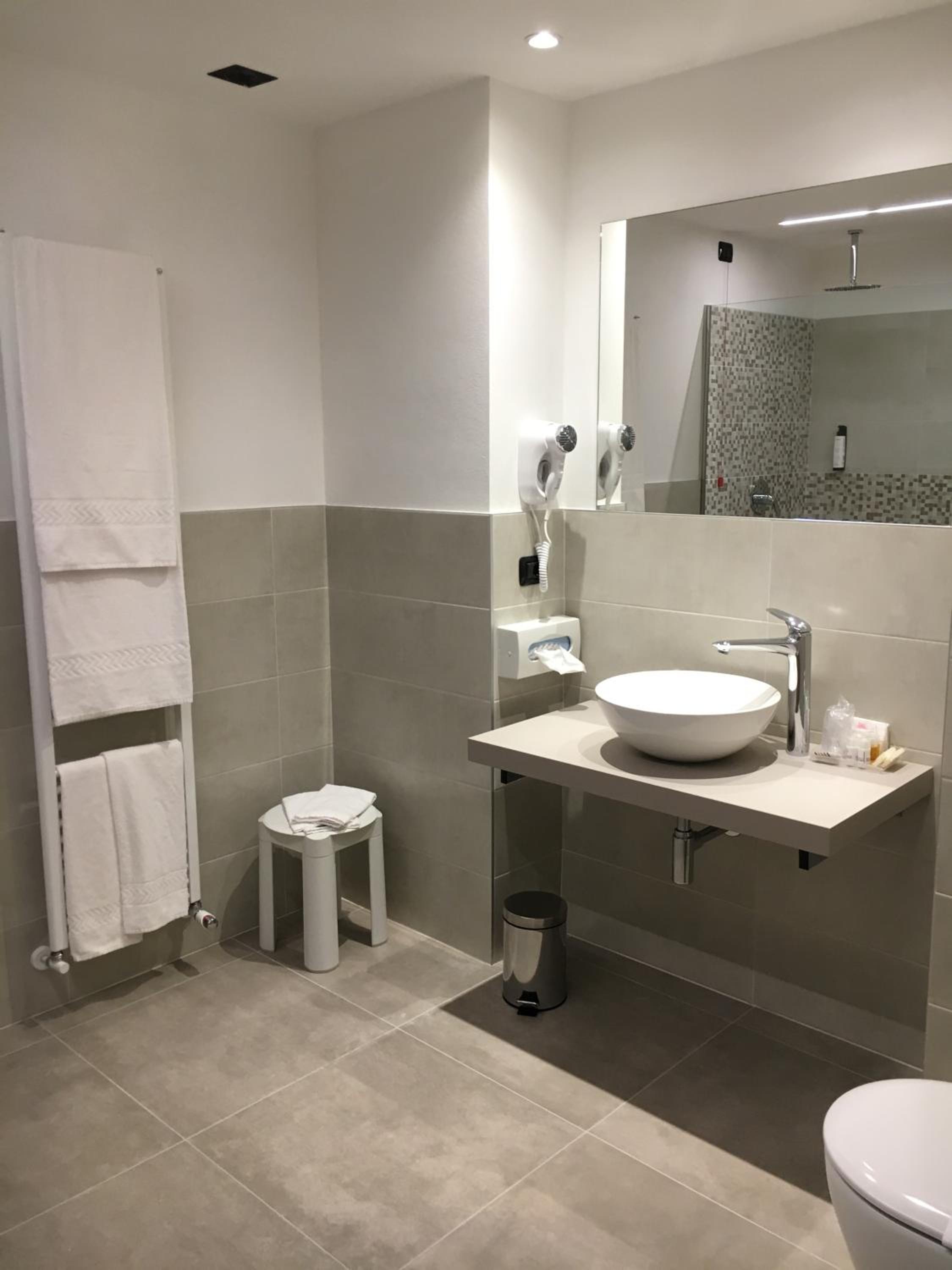 Suite - Photo 11