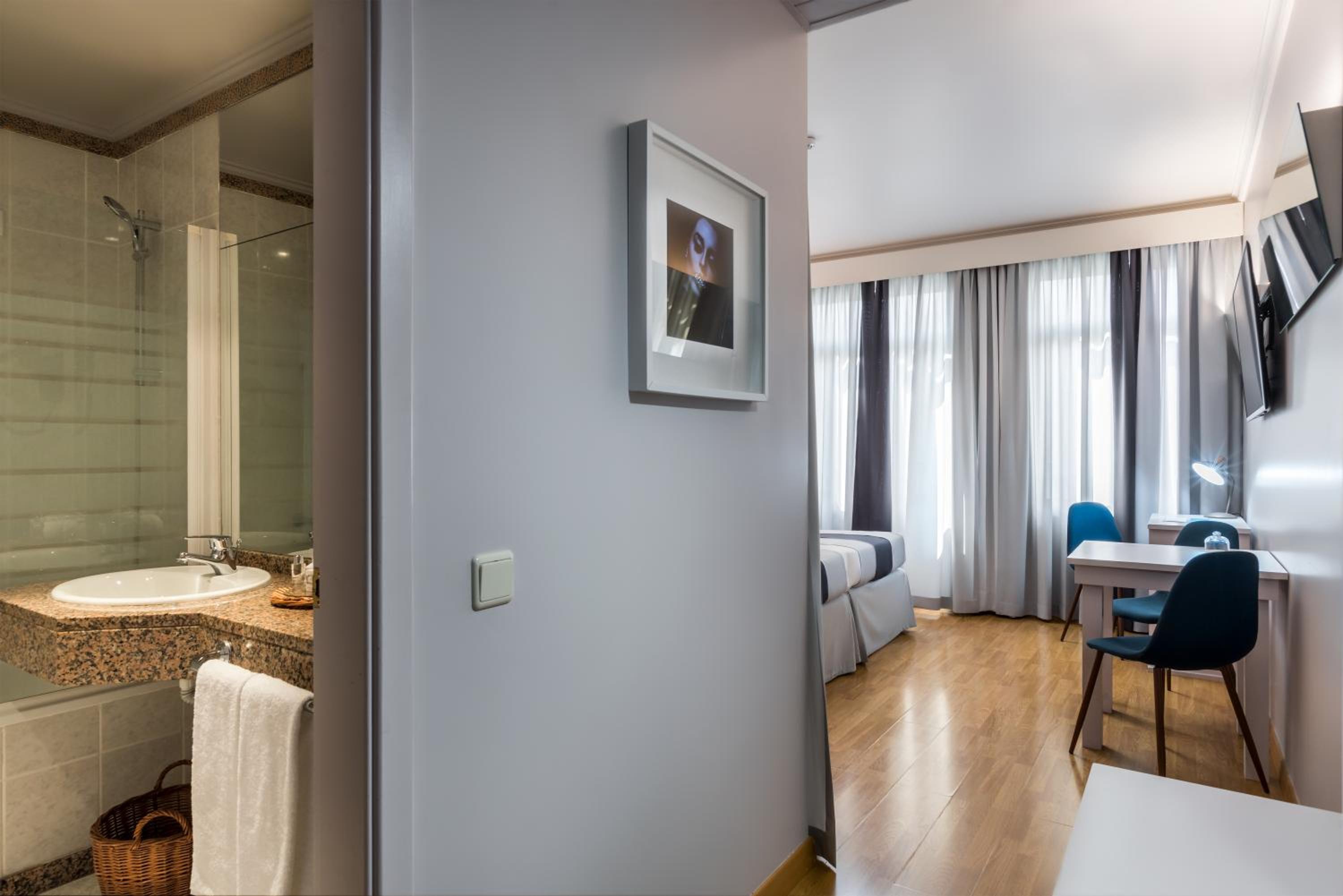 Deluxe Room - Photo 8