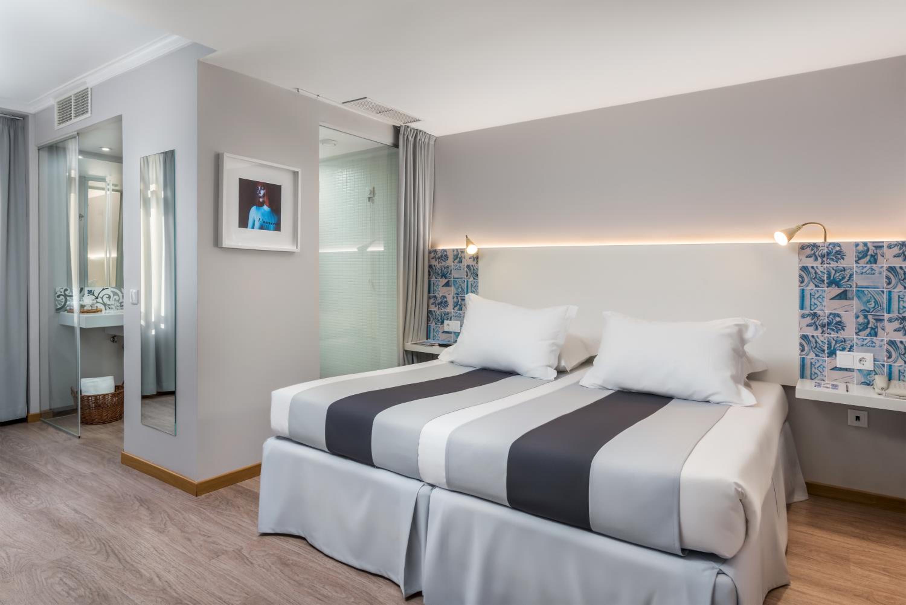 Deluxe Room - Photo 9