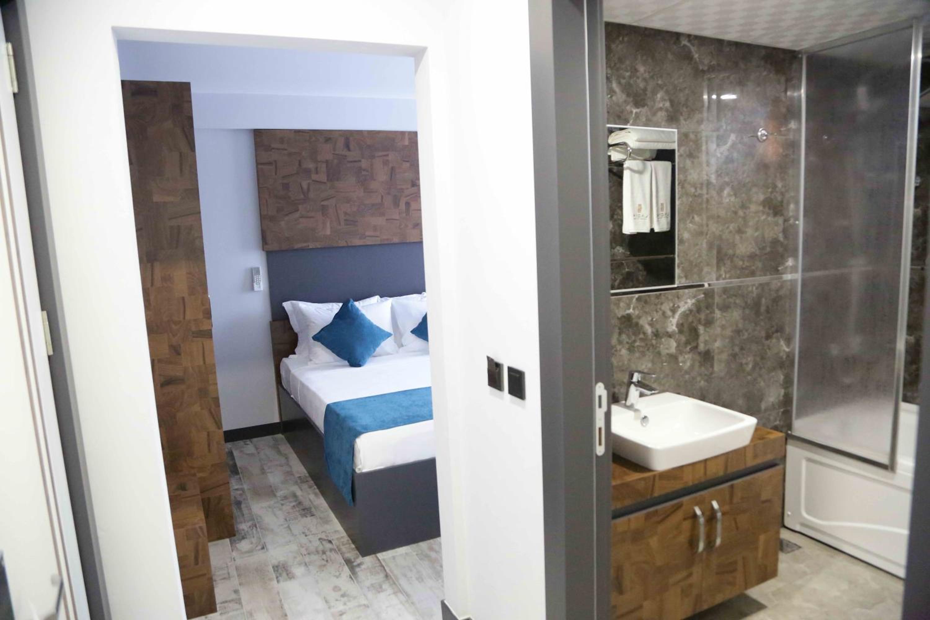 Suite with Mountain View - Photo 1