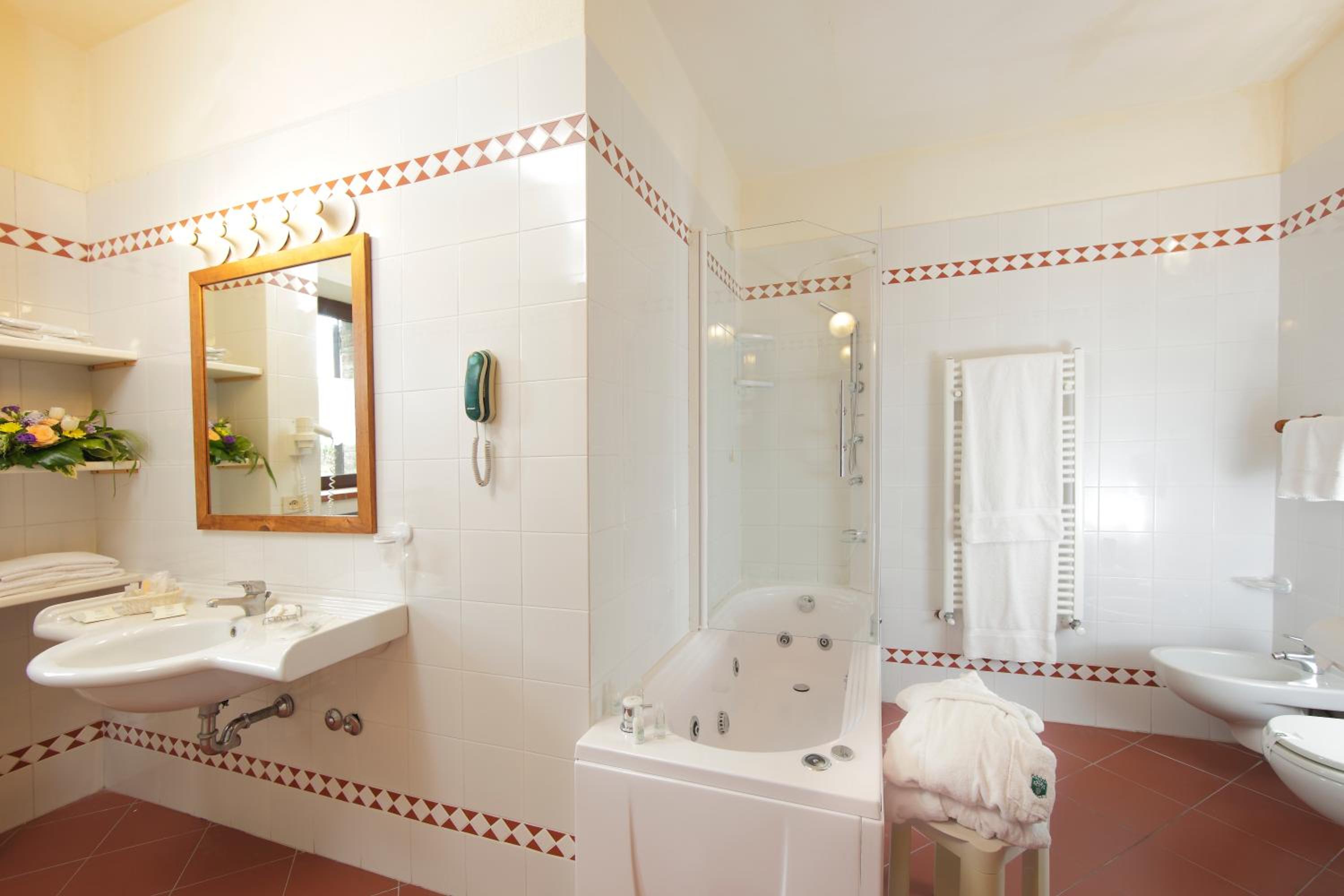 Suite with Balcony - Photo 8