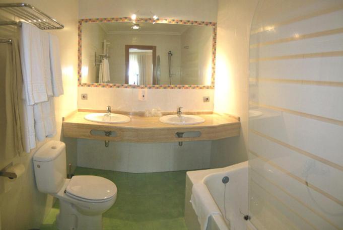 Double or Twin Room - Photo 10