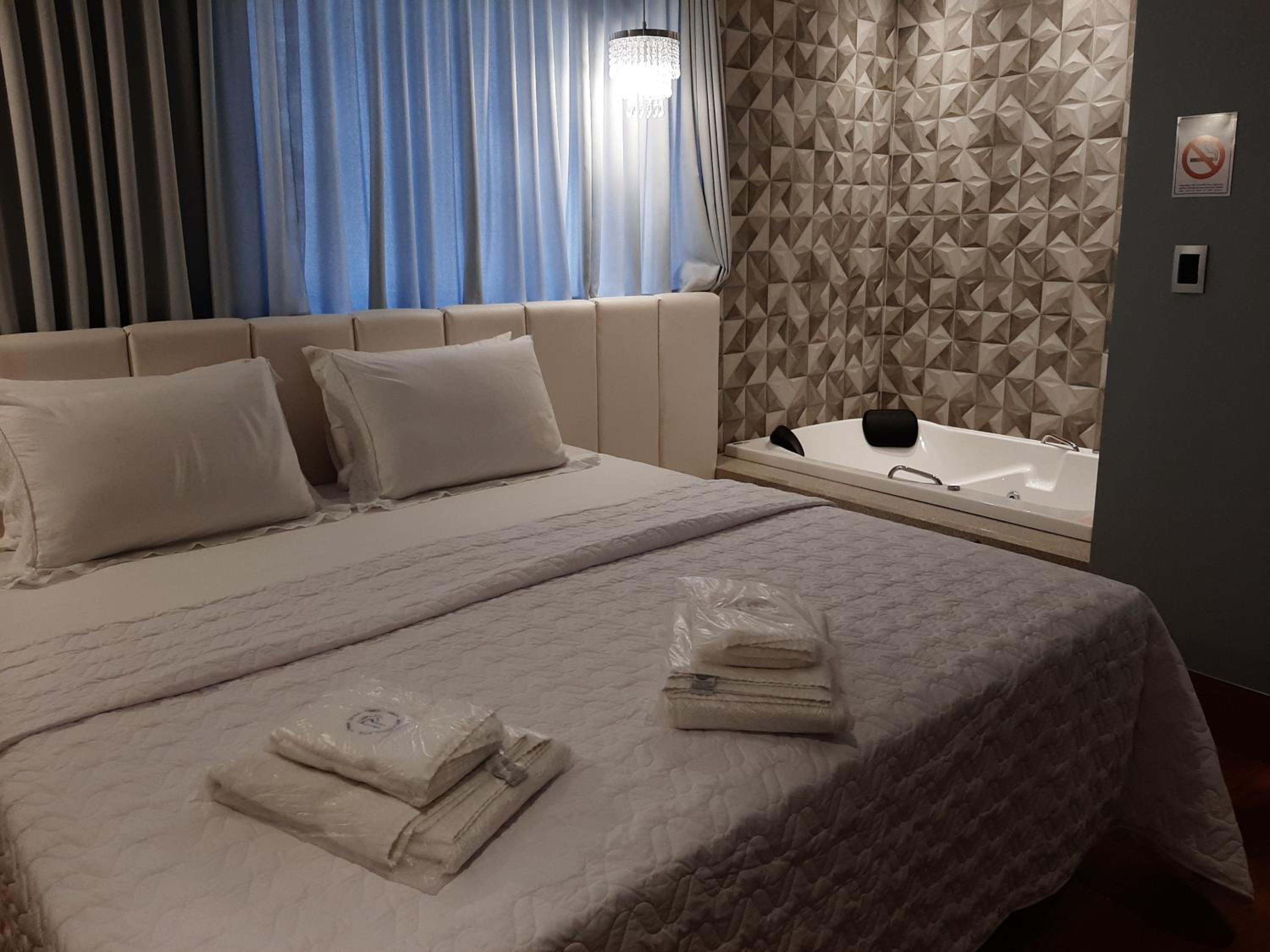 Deluxe Suite with Spa Bath