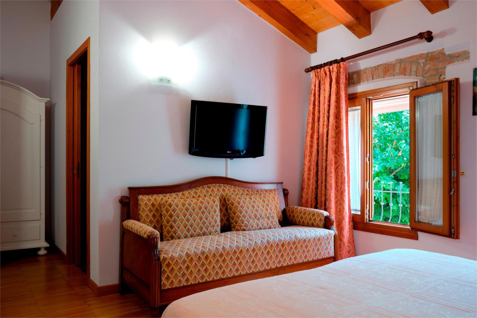 Large Double or Twin Room photo 3