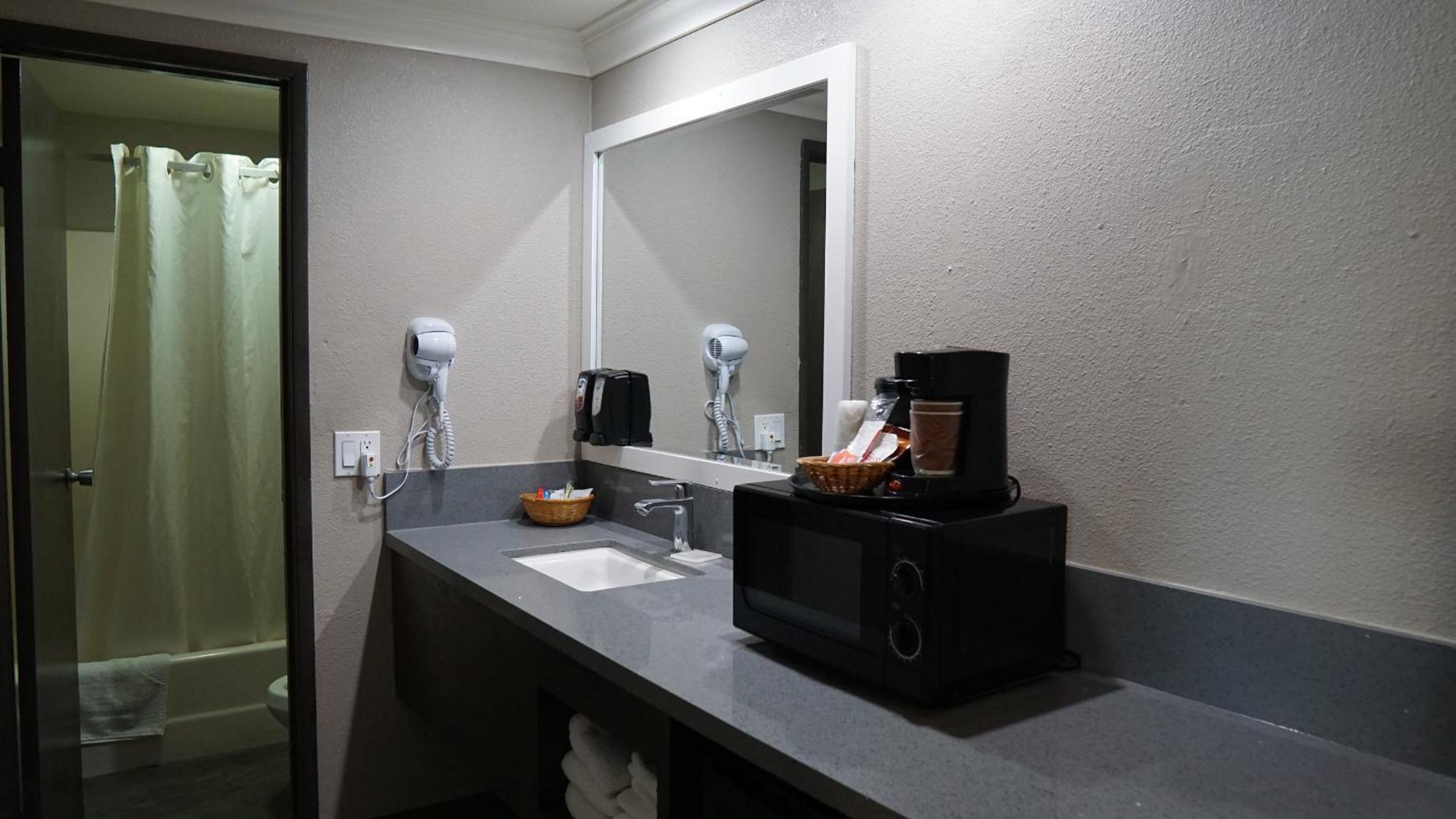 King Room - Non-Smoking - Photo 6