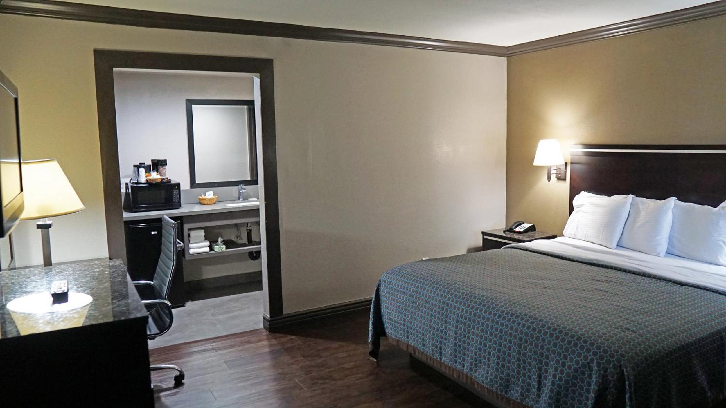 King Room - Non-Smoking - Photo 3