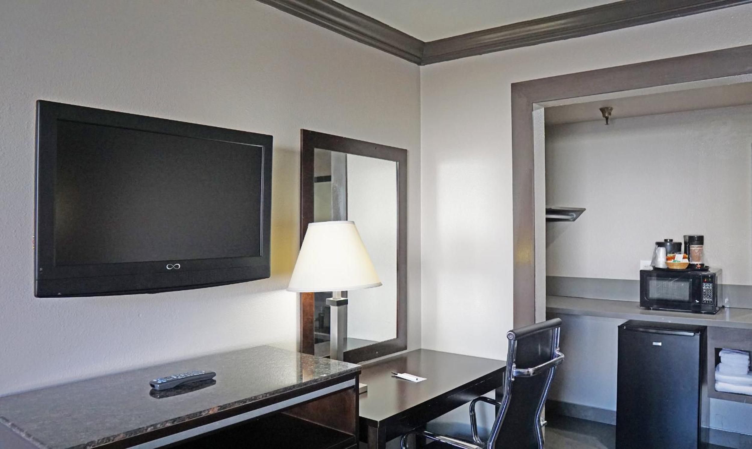 King Room - Non-Smoking - Photo 5