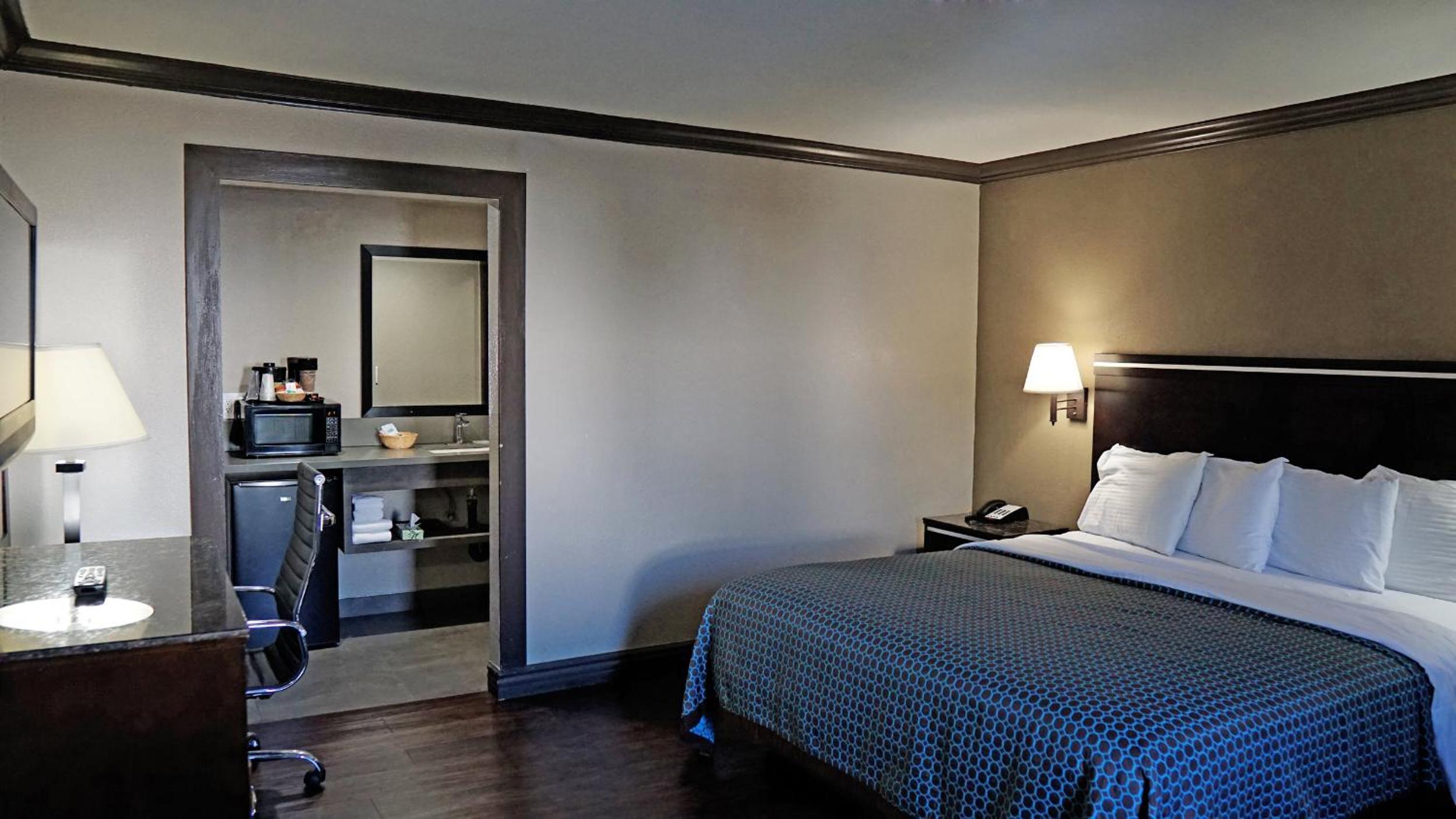 King Room - Non-Smoking - Photo 4